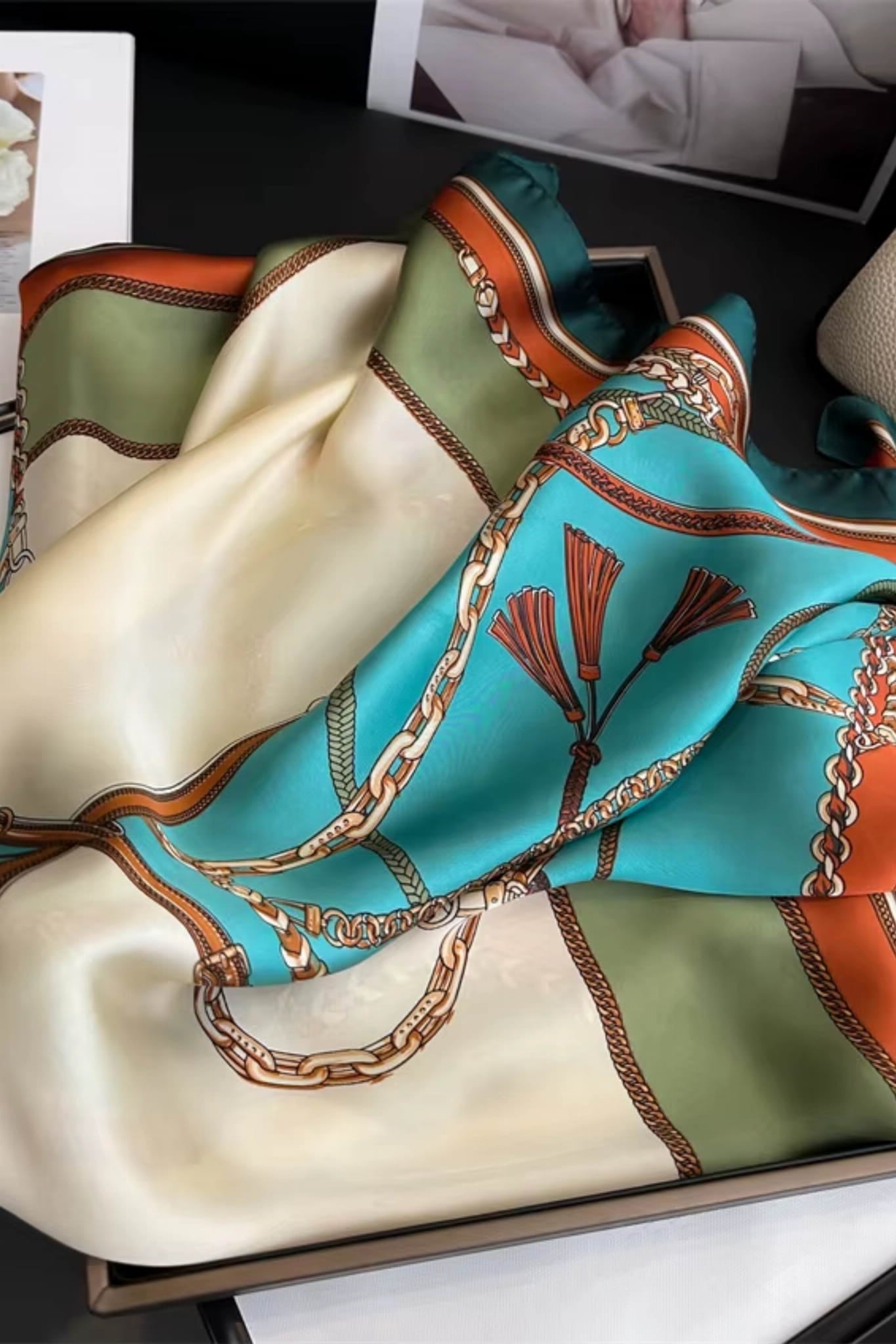 Apaszka w użyciu, związana na szyi, prezentująca klasyczny styl jeździecki | KAMEA | Spironik.pl