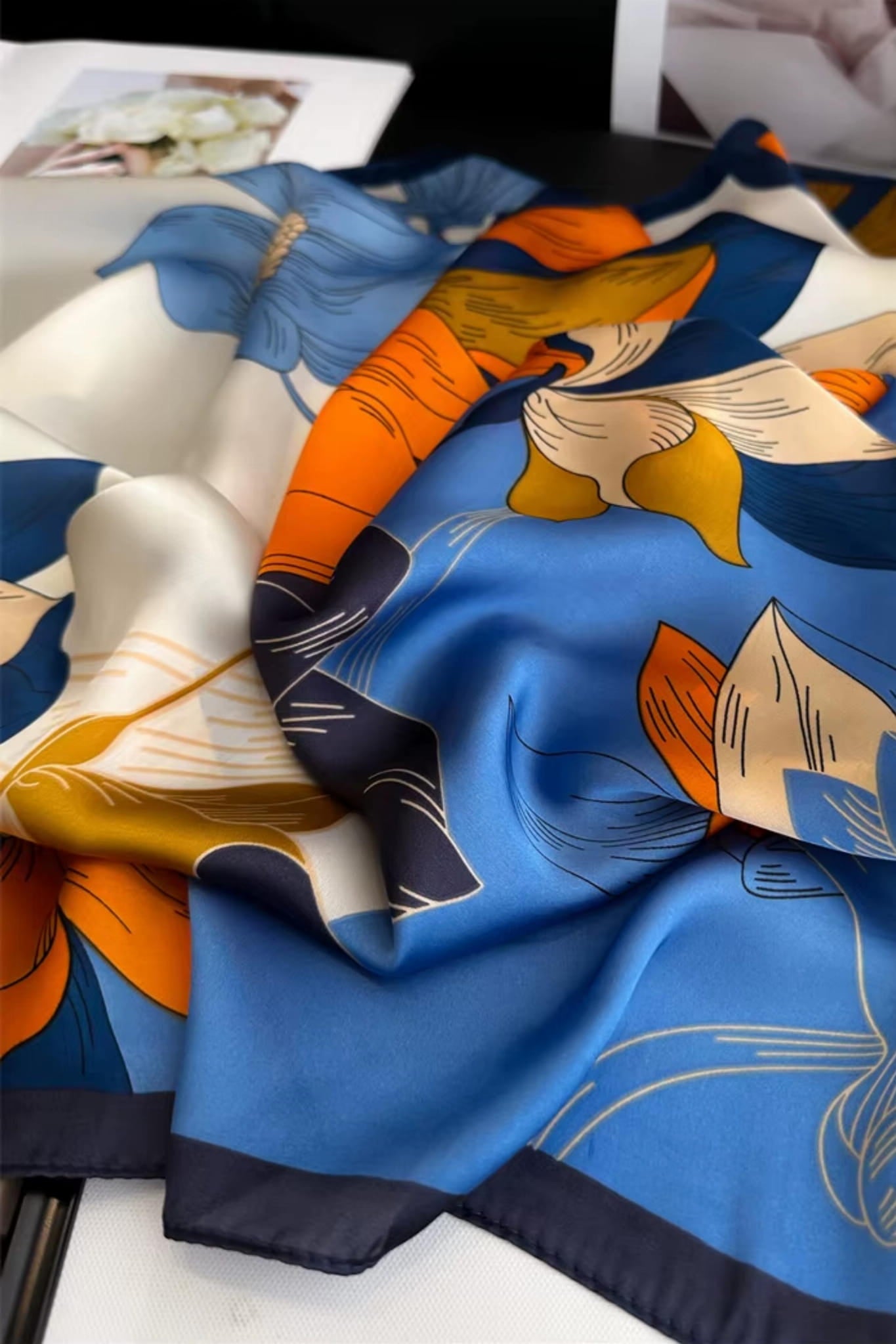 Detal apaszki satynowej z widoczną fakturą materiału i graficznym motywem kwiatowym w odcieniach niebieskiego | KAMEA | Spironik.pl