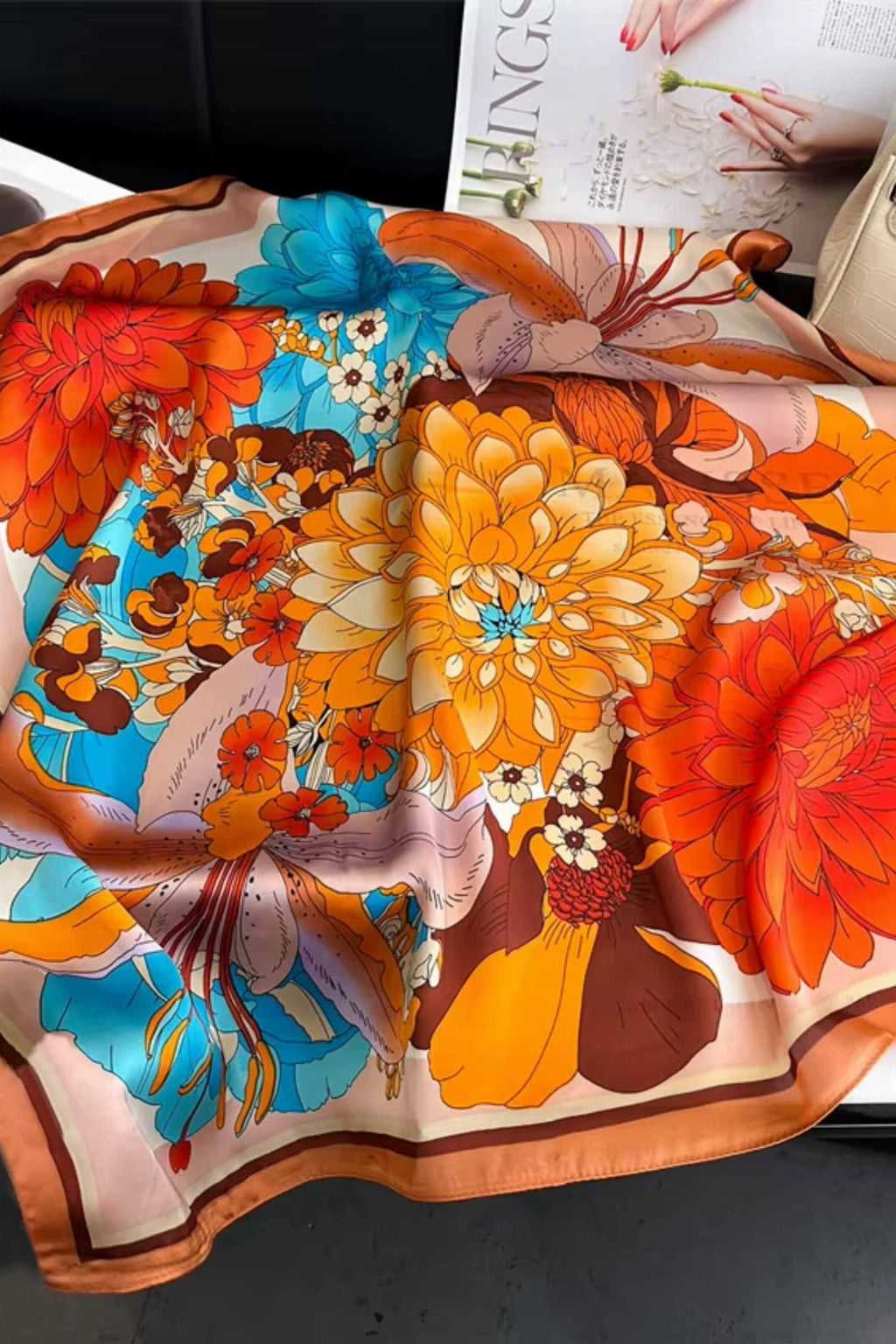 Apaszka w użyciu jako ozdoba szyi, podkreślająca elegancki styl | KAMEA | Spironik.pl