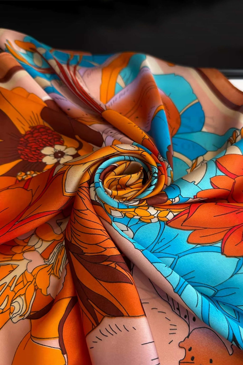 Bok apaszki satynowej z widoczną fakturą materiału i kolorowym nadrukiem | KAMEA | Spironik.pl