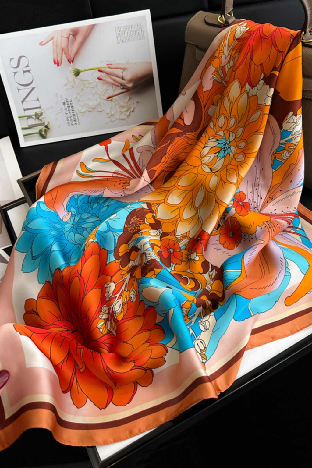 Detal apaszki satynowej ukazujący ciepłe odcienie czerwieni i pomarańczu | KAMEA | Spironik.pl