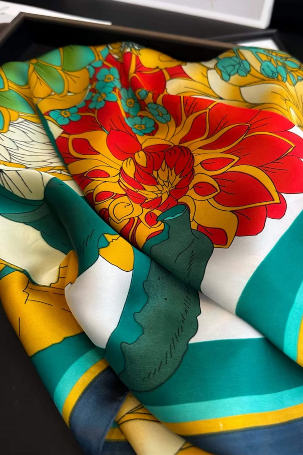 Apaszka w stylu artystycznym, idealna do letnich stylizacji i codziennych outfitów | KAMEA | Spironik.pl