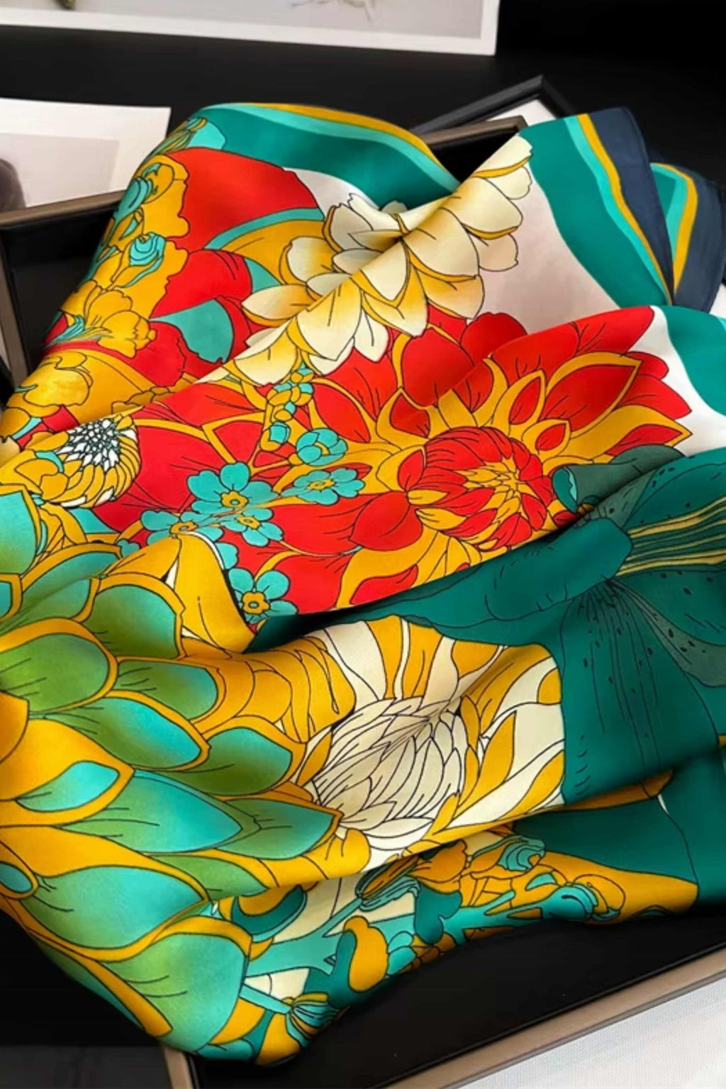 Widok apaszki satynowej z boku, ukazujący jej wysokiej jakości materiał i intensywne barwy | KAMEA | Spironik.pl