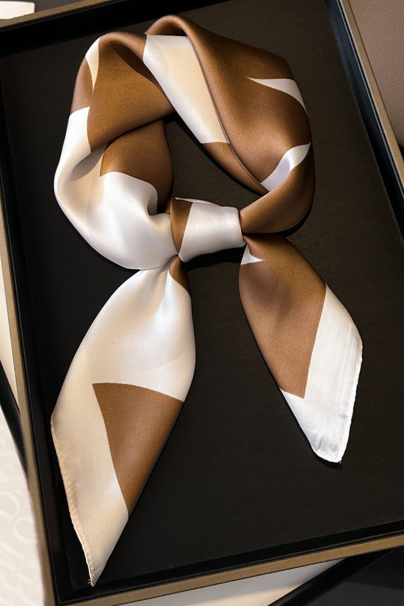 Apaszka, Model: FJ451-1//T41//20, Kolor: brązowy, Skład materiału: 100% Poliester, Przeznaczenie: Wielosezonowe, Wymiary(długość/szerokość): 70cm/70cm