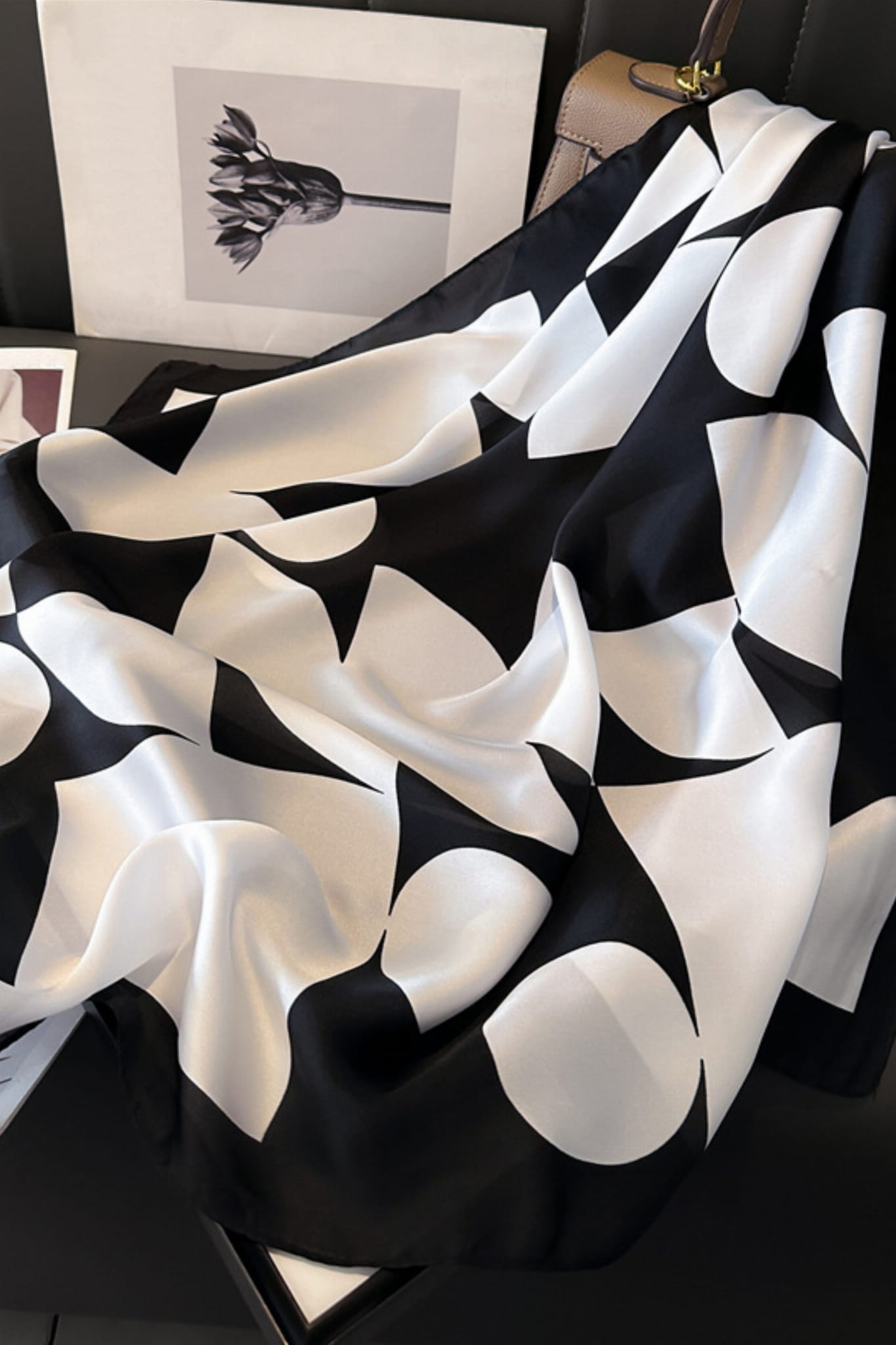 Apaszka, Model: FJ451-2//T41//20, Kolor: czarny, Skład materiału: 100% Poliester, Przeznaczenie: Wielosezonowe, Wymiary(długość/szerokość): 70cm/70cm