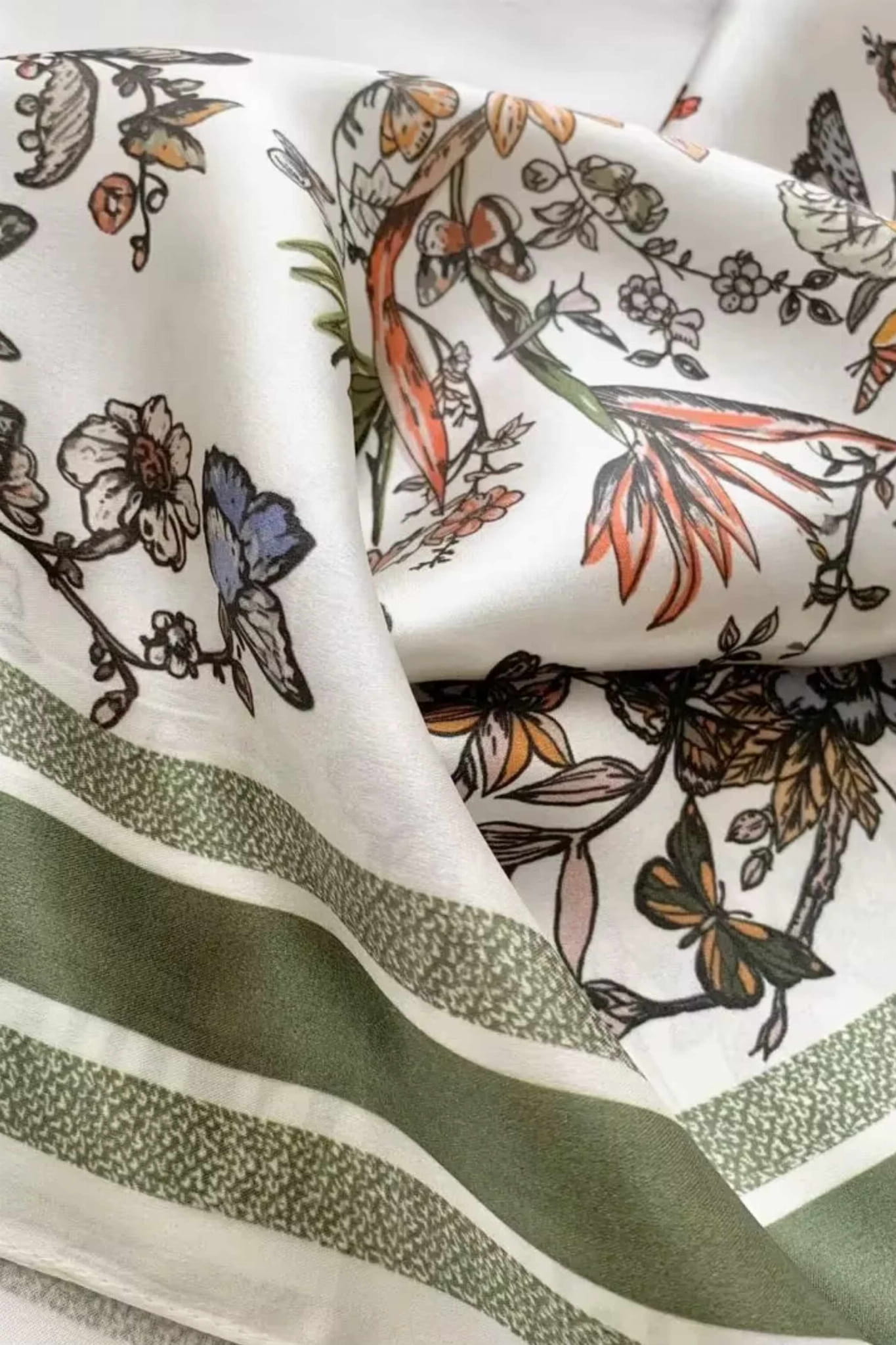 Przód apaszki satynowej z oliwkowym tłem i żółtymi akcentami, doskonała do stylizacji | KAMEA | Spironik.pl