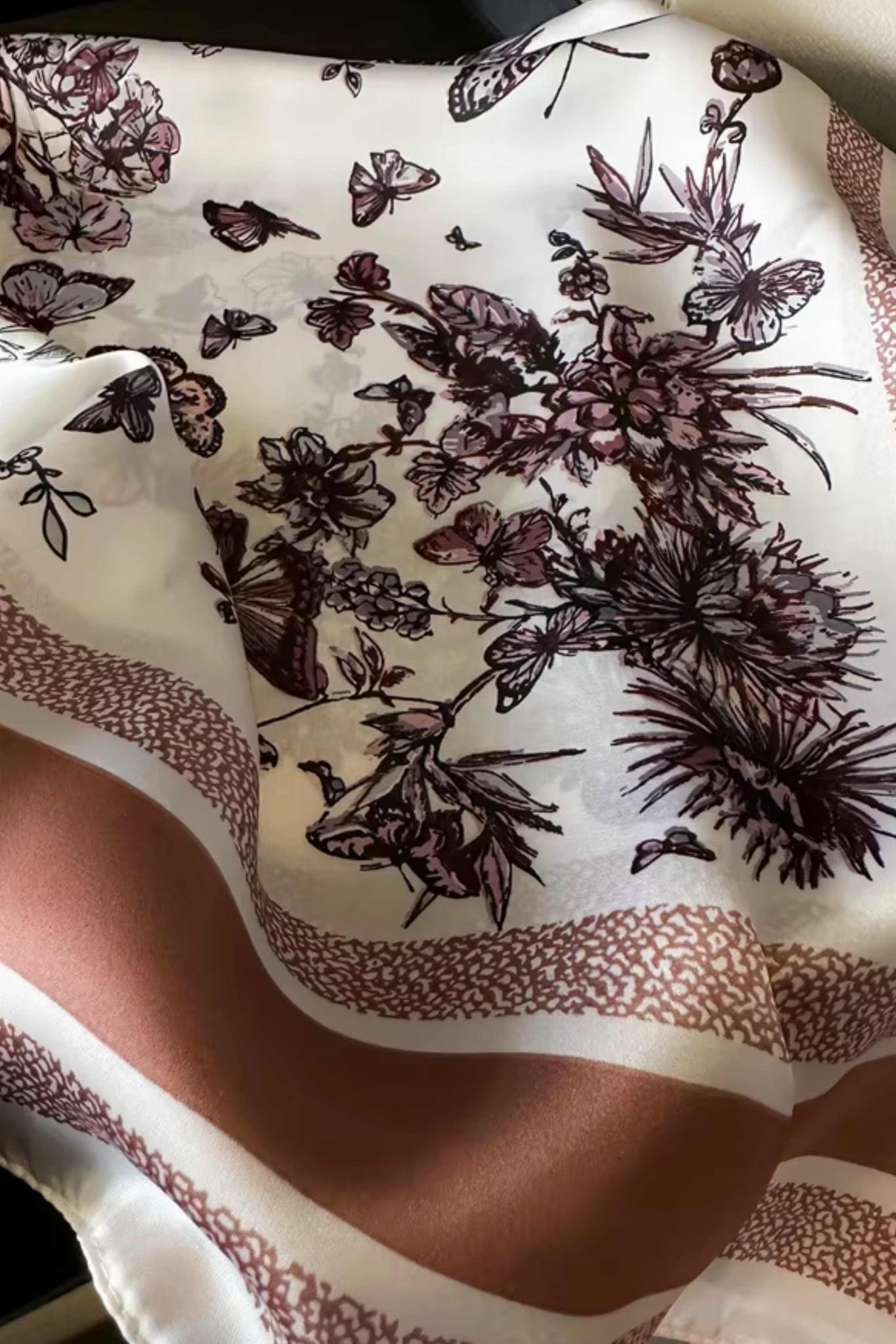 Apaszka w użyciu jako ozdoba na szyi, podkreślająca elegancki styl | KAMEA | Spironik.pl