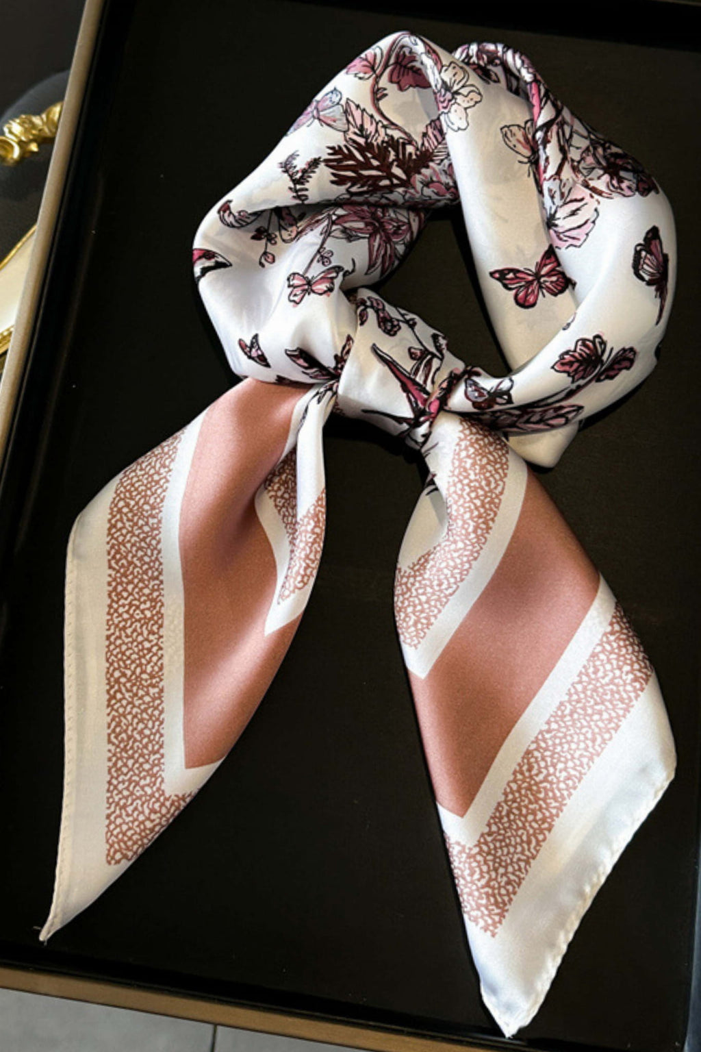 Detal wzoru apaszki z motylami i roślinami na białym tle, w pastelowych odcieniach | KAMEA | Spironik.pl