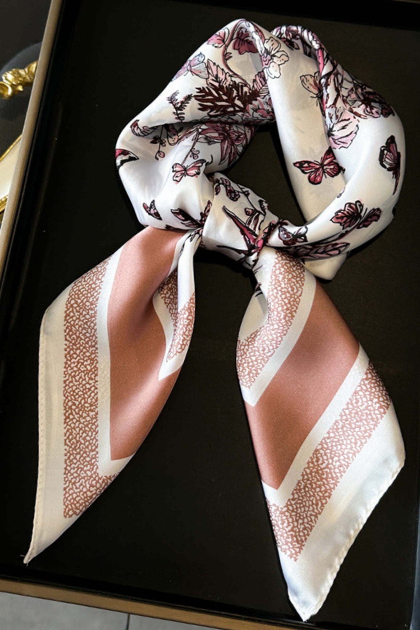 Detal wzoru apaszki z motylami i roślinami na białym tle, w pastelowych odcieniach | KAMEA | Spironik.pl