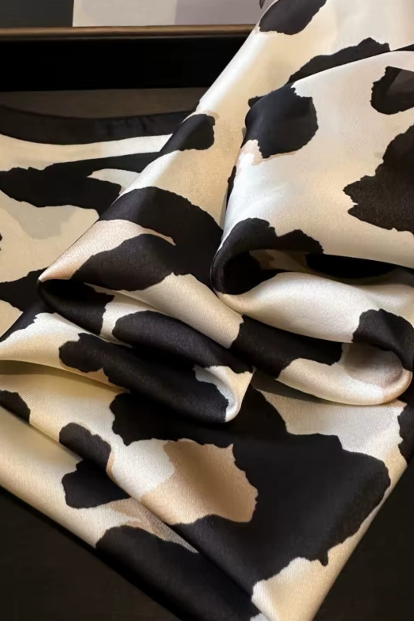 Apaszka, Model: FJ469-2//T41//20, Kolor: beżowy, Skład materiału: 100% Poliester, Przeznaczenie: Wielosezonowe, Wymiary(długość/szerokość): 70cm/70cm (Apaszka, zdjęcie 2)