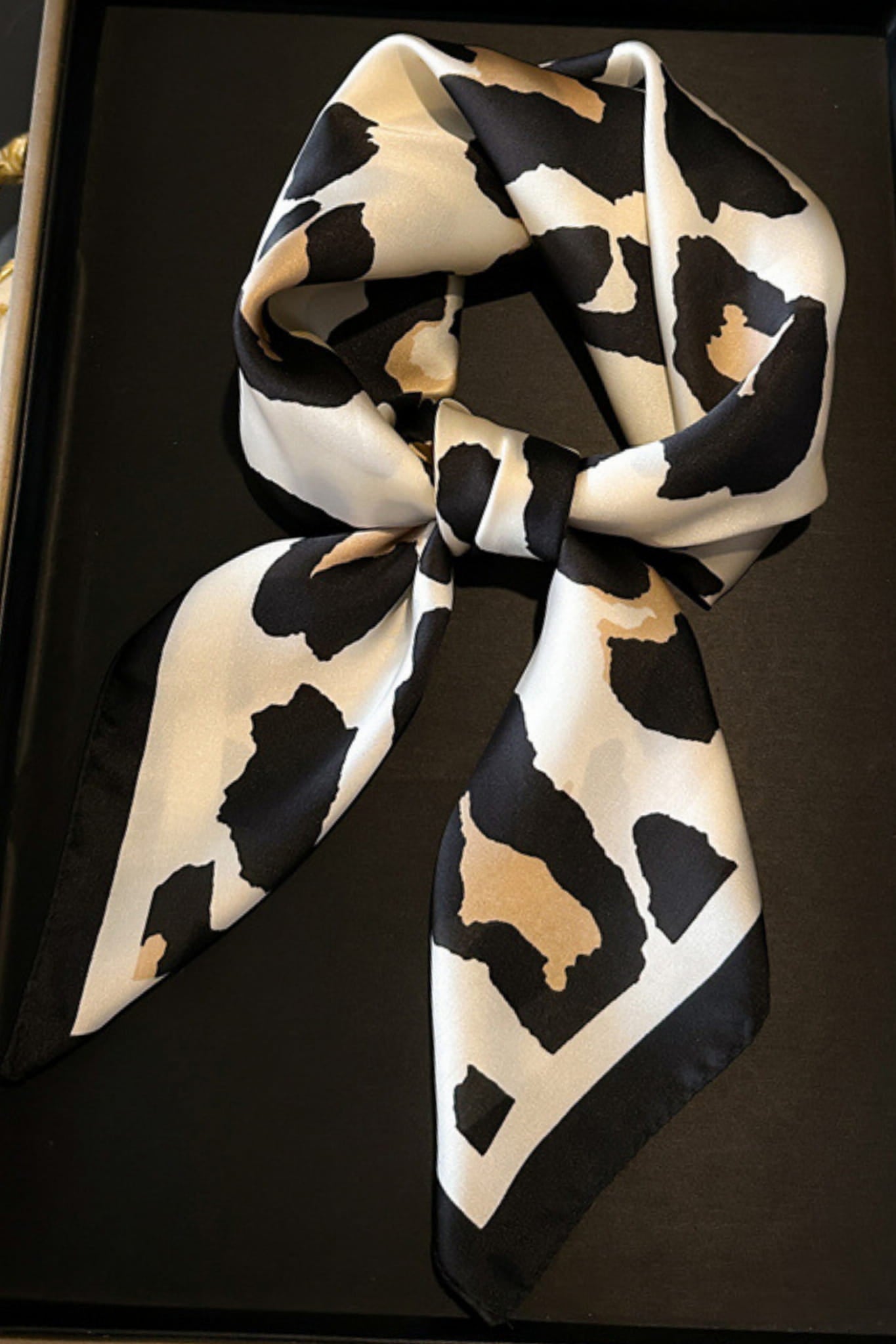 Apaszka, Model: FJ469-2//T41//20, Kolor: beżowy, Skład materiału: 100% Poliester, Przeznaczenie: Wielosezonowe, Wymiary(długość/szerokość): 70cm/70cm