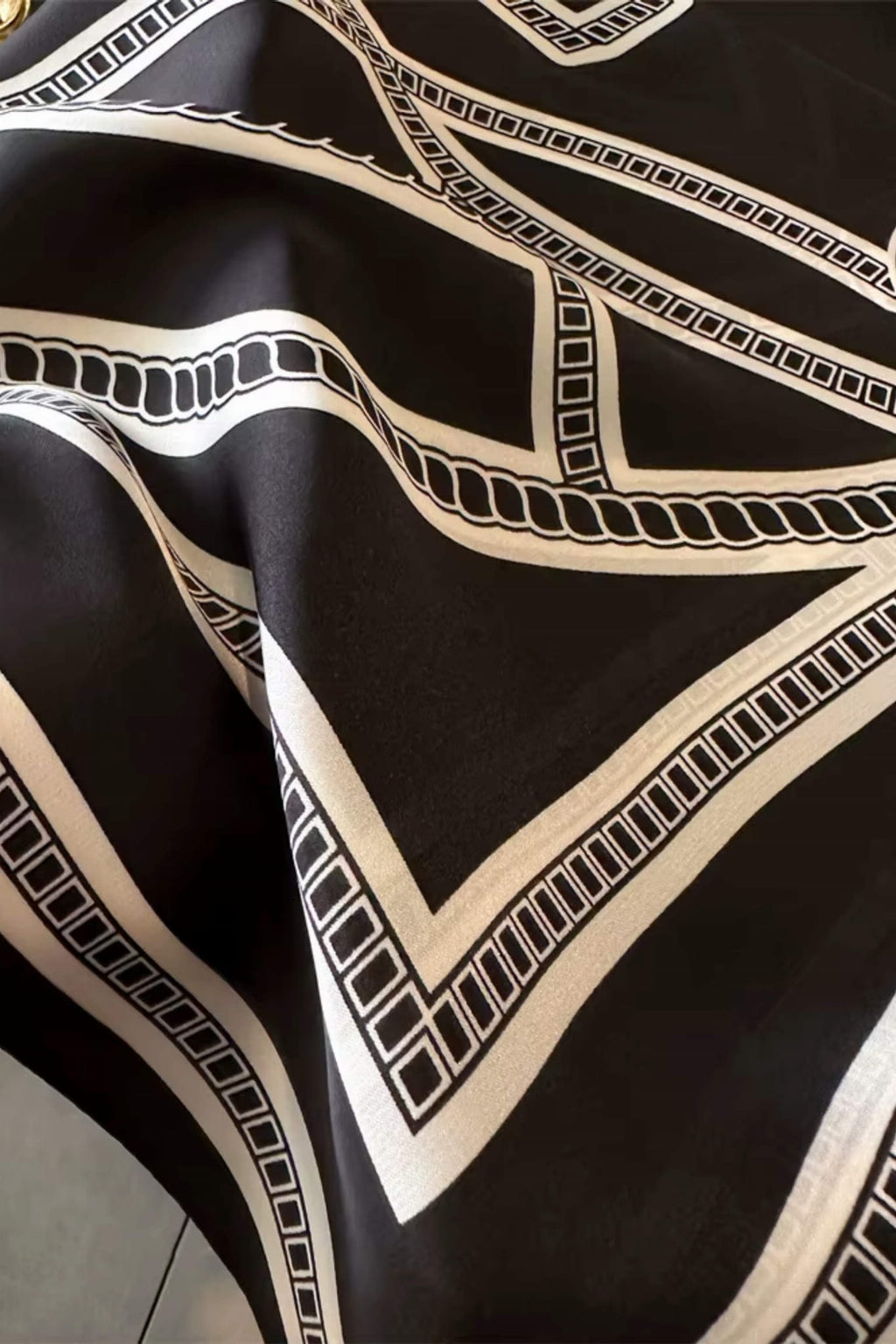 Detal apaszki 70x70 cm, ukazujący satynowy poliester i precyzyjny geometryczny wzór | KAMEA | Spironik.pl