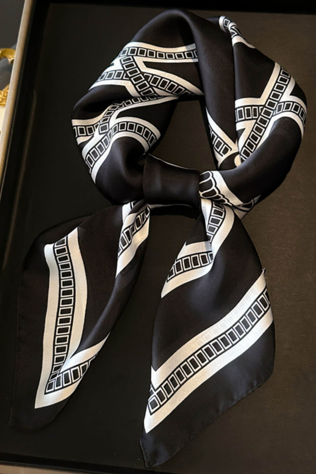 Apaszka, Model: FJ472-1//T41//20, Kolor: czarny, Skład materiału: 100% Poliester, Przeznaczenie: Wielosezonowe, Wymiary(długość/szerokość): 70cm/70cm