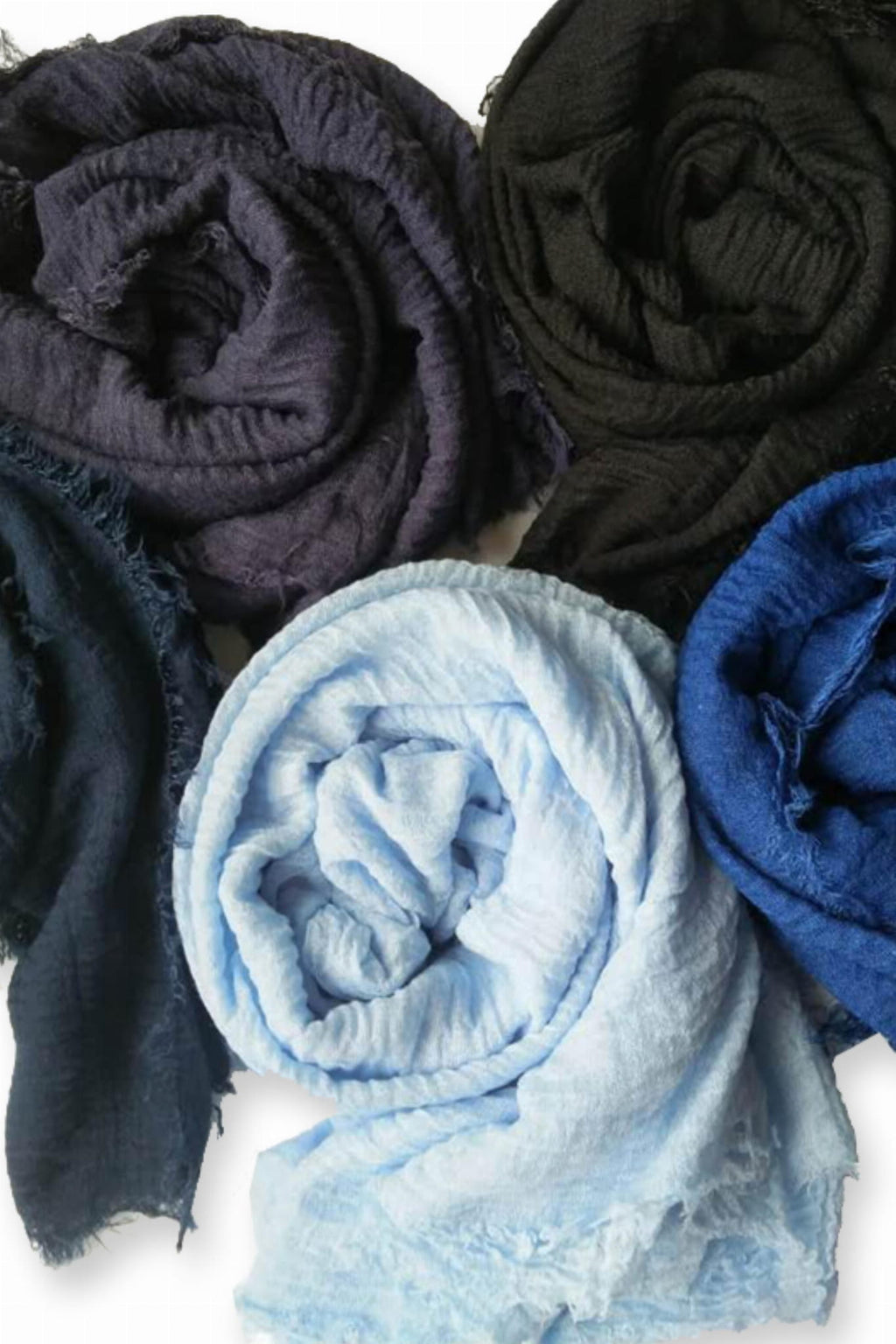 Detail hladkého šálu v pastelovém odstínu modré, ideální na jarní a letní stylizace | KAMEA | Spironik.pl