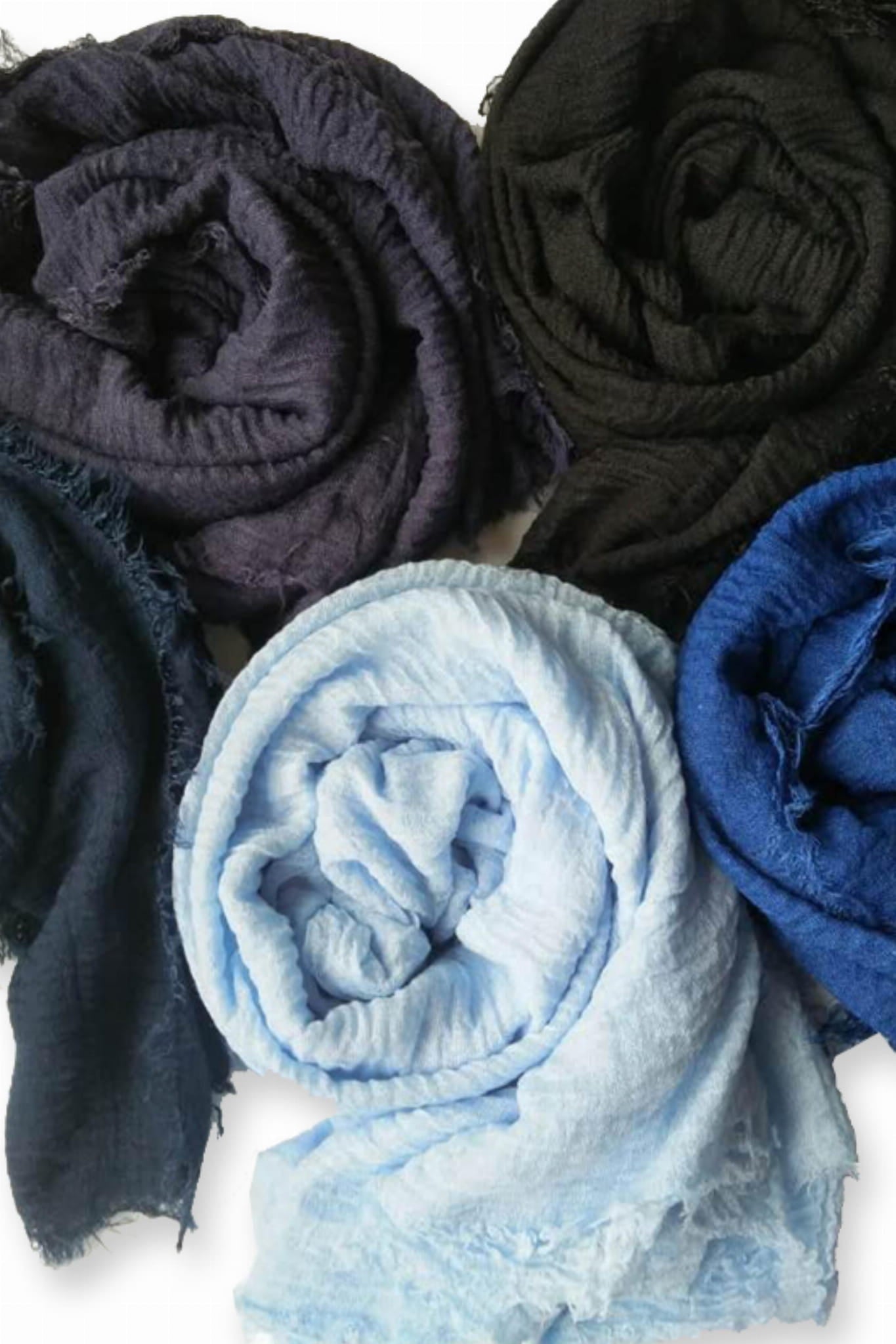 Detail hladkého šálu v pastelovém odstínu modré, ideální na jarní a letní stylizace | KAMEA | Spironik.pl