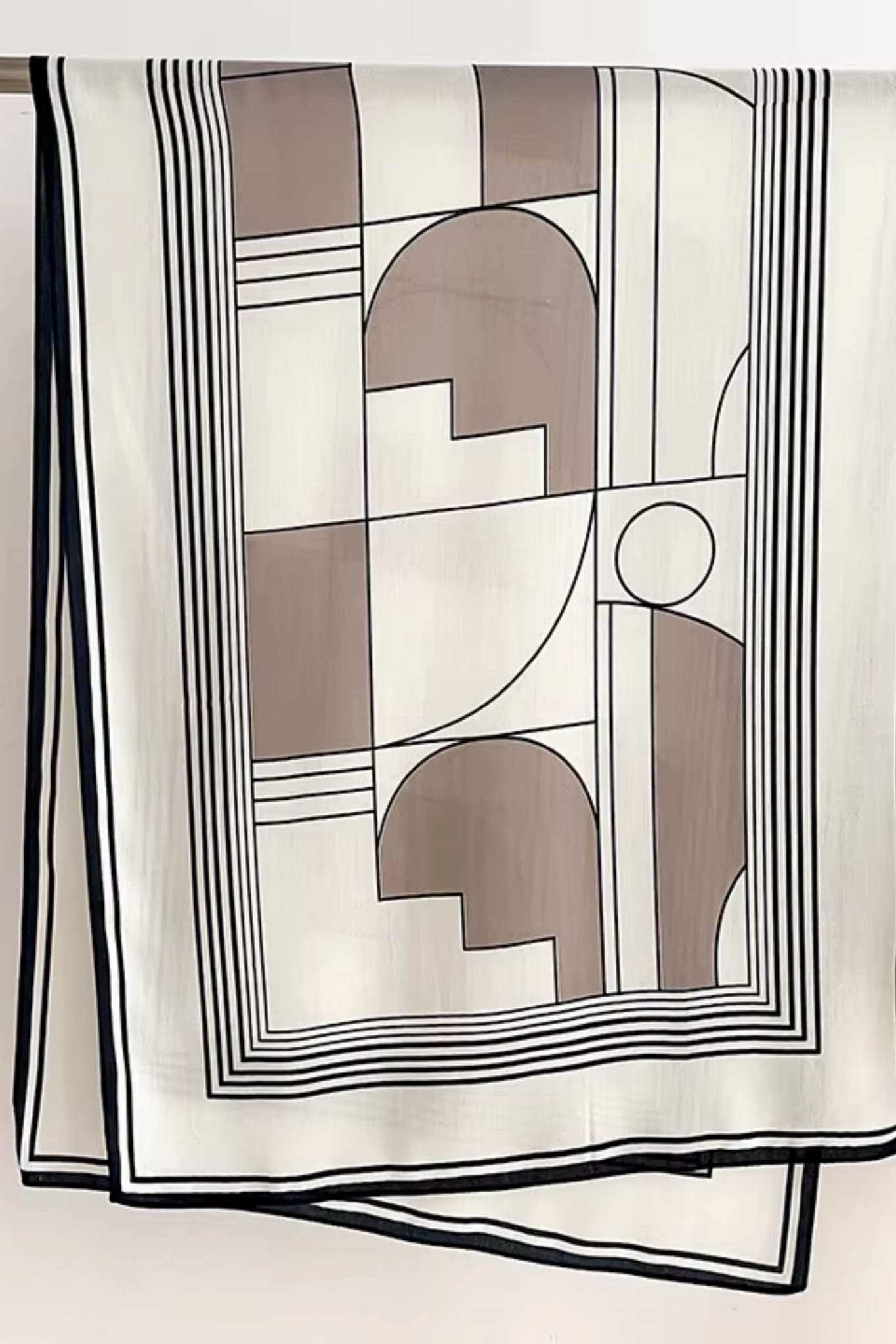 Szalik Damski, Model: HC009-1//T24//3, Kolor: ekru, Skład materiału: 100% Wiskoza, Przeznaczenie: Wielosezonowe, Wymiary(długość/szerokość): 178cm/66cm (Szalik Damski, zdjęcie 2)