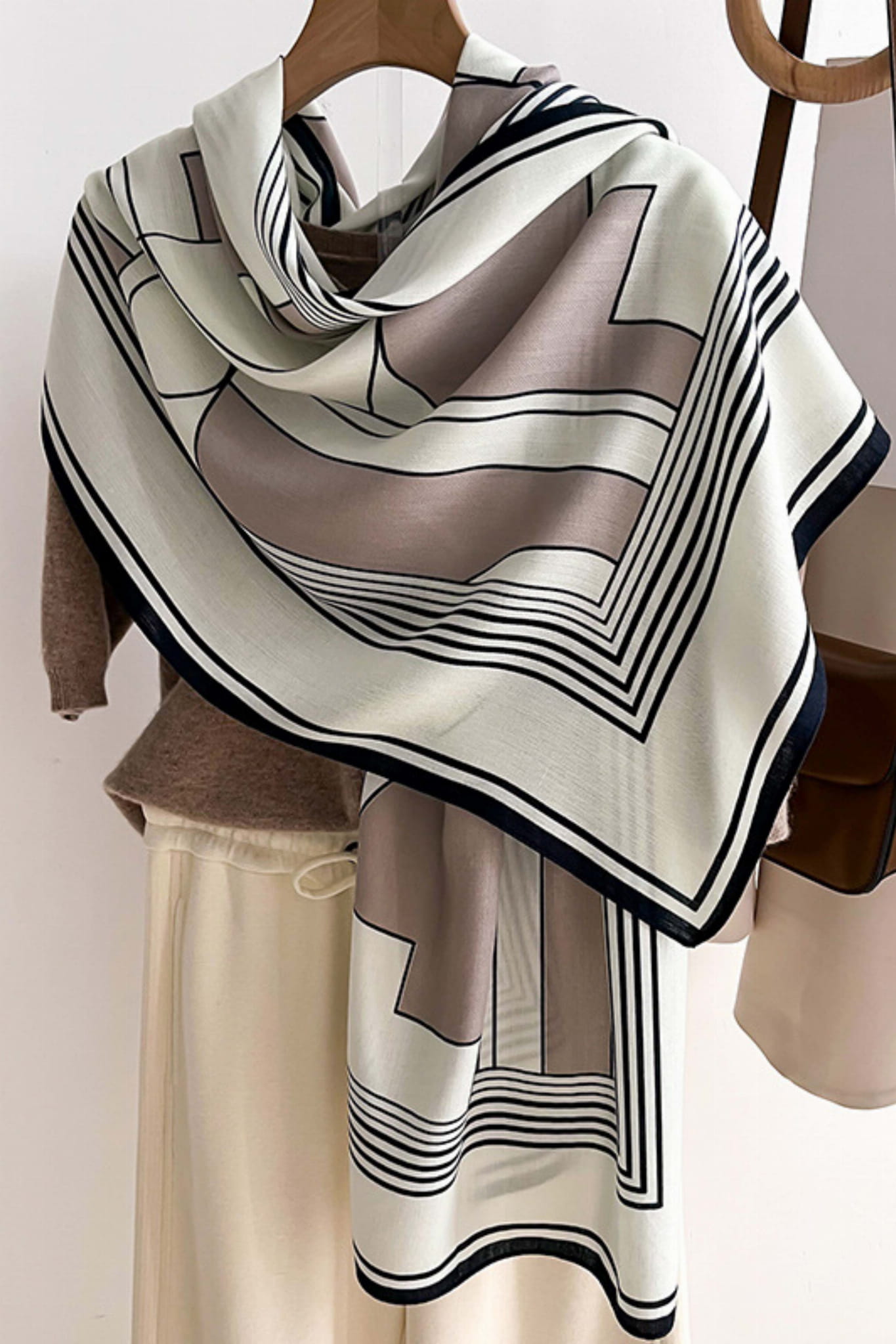 Szalik Damski, Model: HC009-1//T24//3, Kolor: ekru, Skład materiału: 100% Wiskoza, Przeznaczenie: Wielosezonowe, Wymiary(długość/szerokość): 178cm/66cm