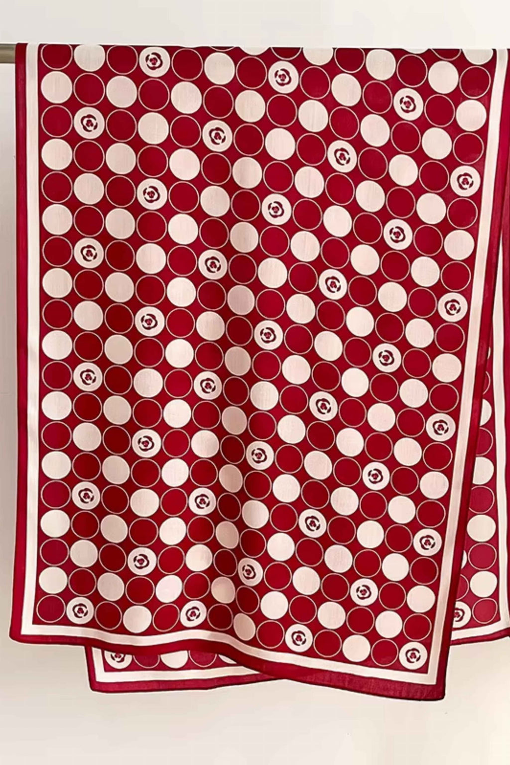 Detal wzoru groszkowego i kwiatowego na czerwono-białym szalu damskim z wiskozy | KAMEA | Spironik.pl