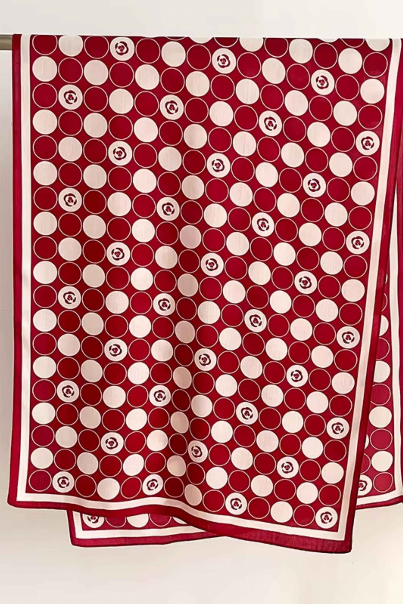 Szalik Damski, Model: HC010-1//T24//3, Kolor: czerwony, Skład materiału: 100% Wiskoza, Przeznaczenie: Wielosezonowe, Wymiary(długość/szerokość): 178cm/66cm (Szalik Damski, zdjęcie 2)