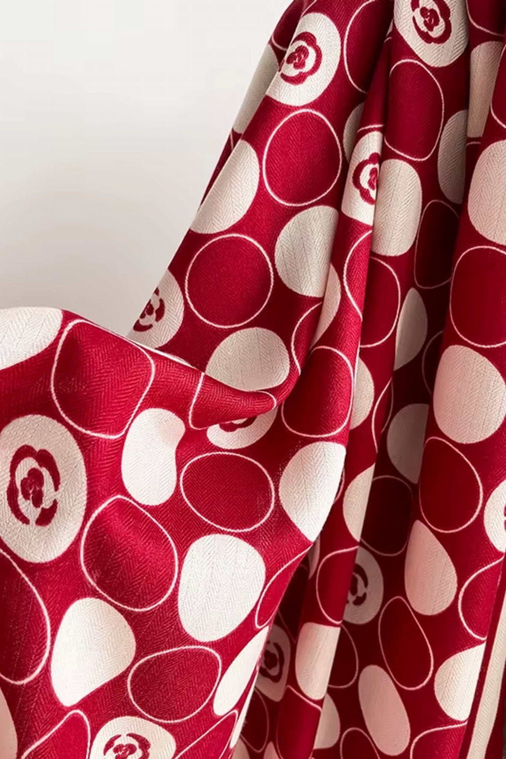 Szal damski w kolorze czerwonym i białym, idealny jako dodatek do płaszcza lub sukienki | KAMEA | Spironik.pl