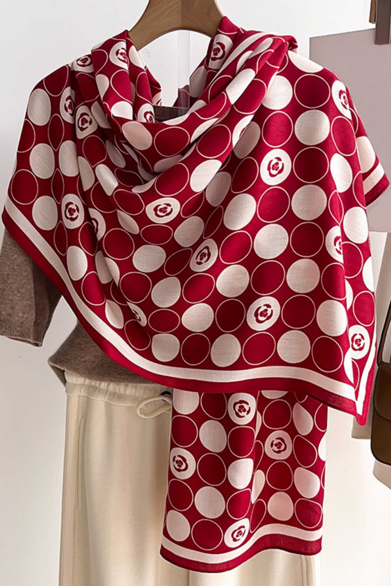 Szalik Damski, Model: HC010-1//T24//3, Kolor: czerwony, Skład materiału: 100% Wiskoza, Przeznaczenie: Wielosezonowe, Wymiary(długość/szerokość): 178cm/66cm