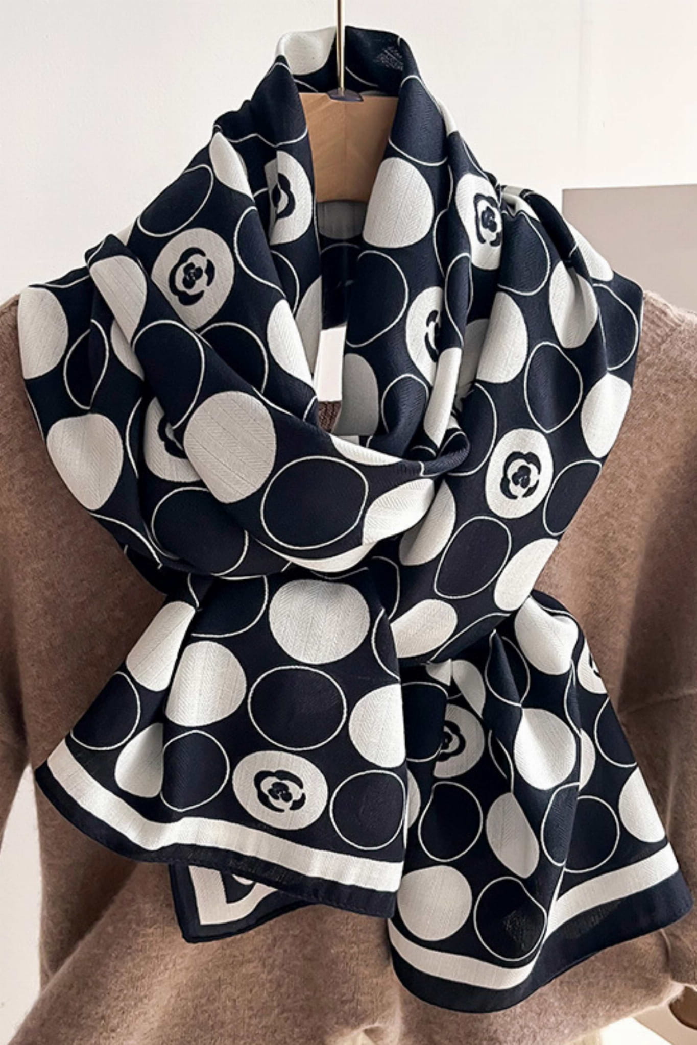 Szalik Damski, Model: HC010-2//T24//3, Kolor: czarny, Skład materiału: 100% Wiskoza, Przeznaczenie: Wielosezonowe, Wymiary(długość/szerokość): 178cm/66cm