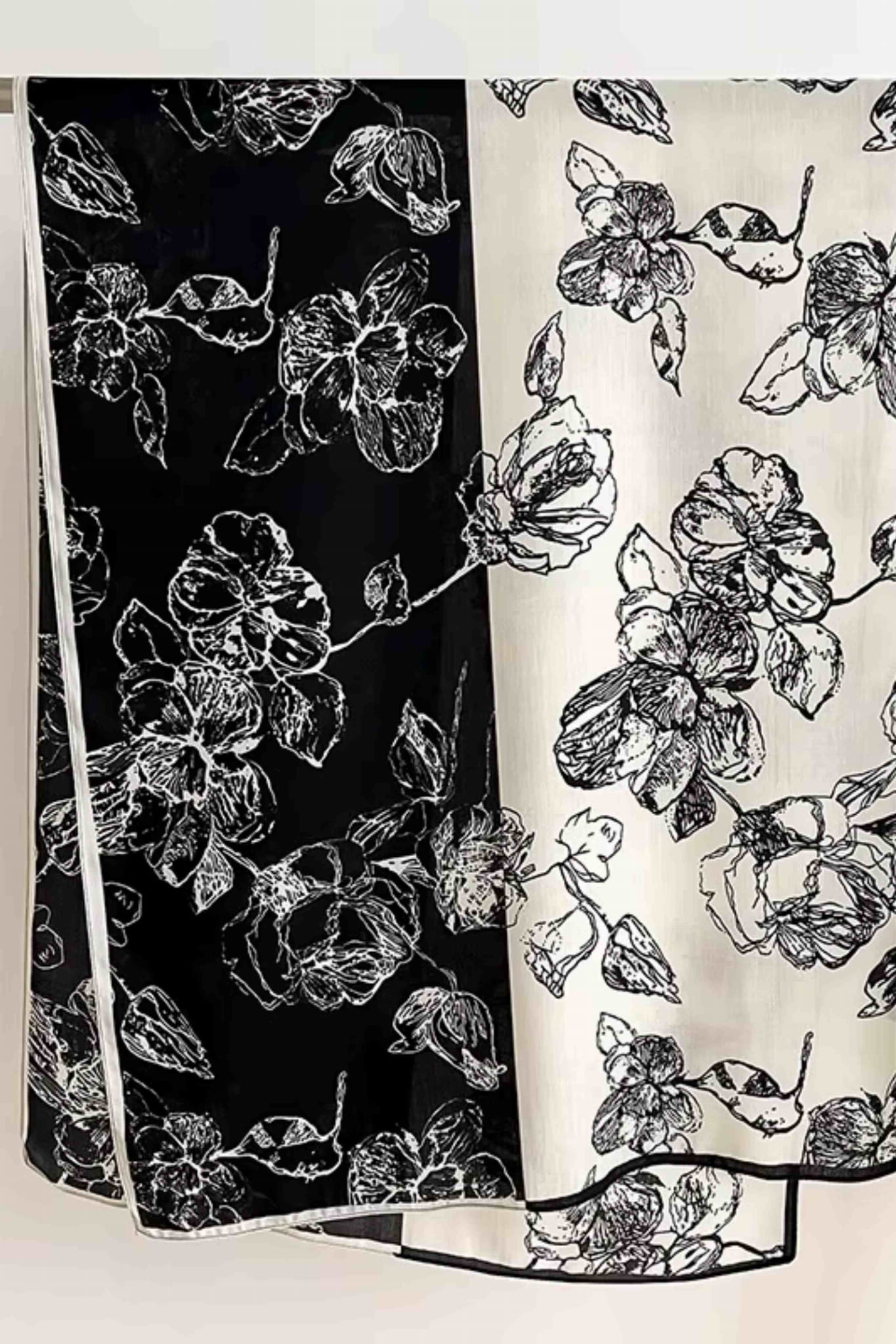 Detal szala z rysunkowym wzorem kwiatów w kolorach czerni i ecru, idealny do różnych stylizacji | KAMEA | Spironik.pl