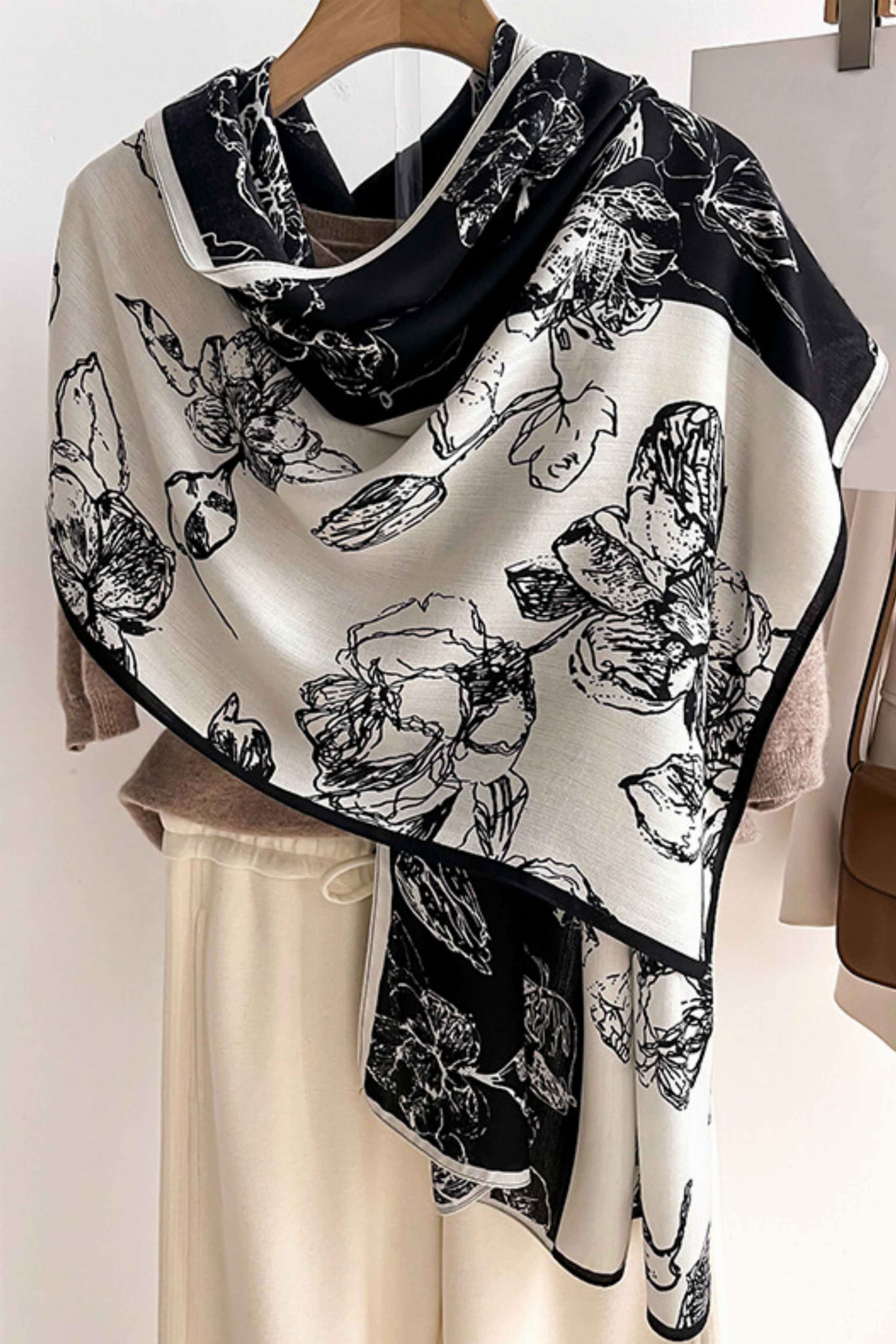 Szalik Damski, Model: HC012-1//T24//3, Kolor: czarny, Skład materiału: 100% Wiskoza, Przeznaczenie: Wielosezonowe, Wymiary(długość/szerokość): 178cm/66cm