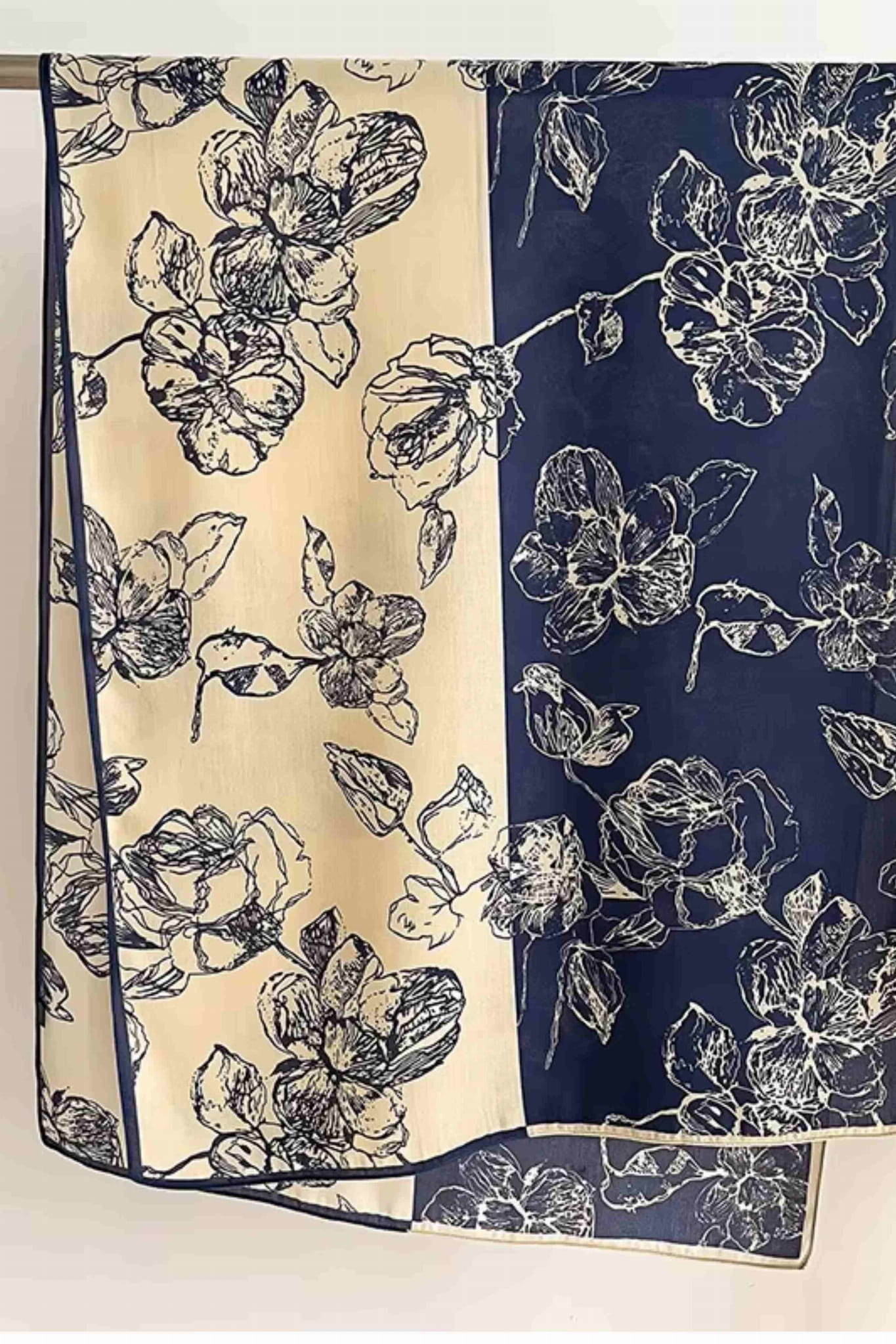 Detail květinového vzoru na námořnicko-bežovém šálu, ideální pro elegantní stylizace | KAMEA | Spironik.pl