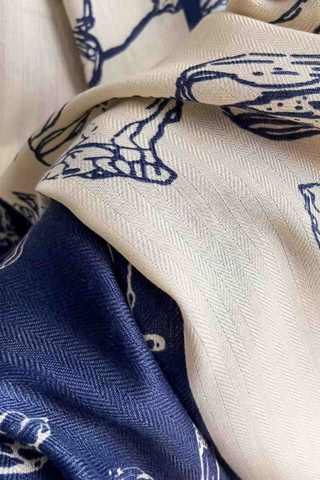 Šál dámský v barvě námořnické a béžové, prezentující se v plné délce 178 cm | KAMEA | Spironik.pl