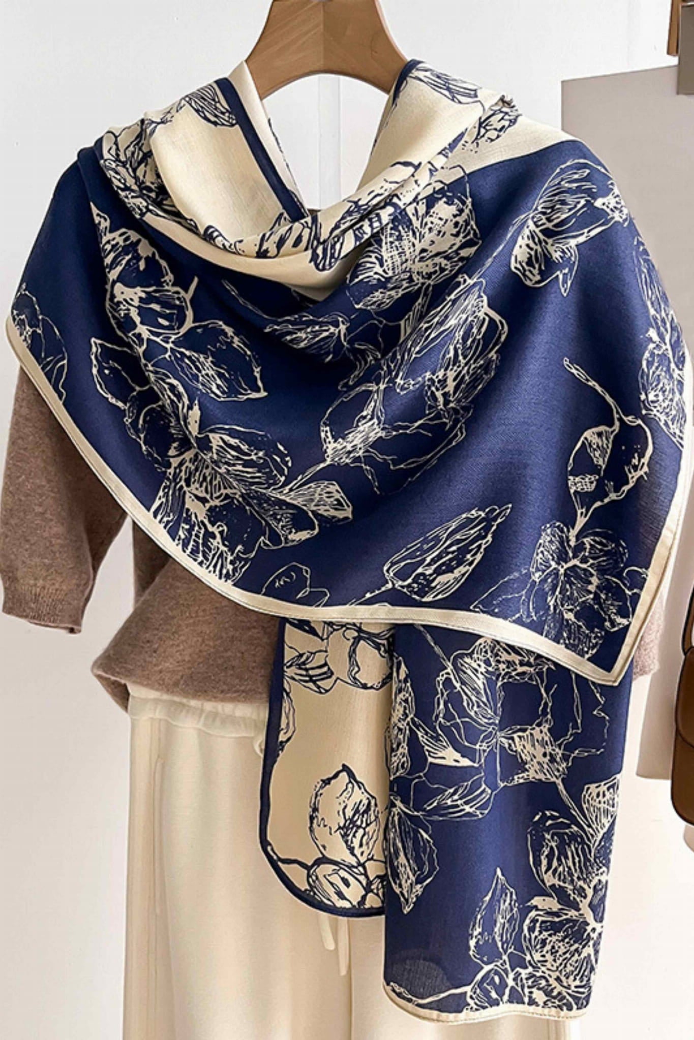 Šátek Dámský, Model: HC012-3//T24//3, Barva: námořnická, Složení materiálu: 100% Viskóza, Určení: Více sezónní, Rozměry(délka/šířka): 178cm/66cm