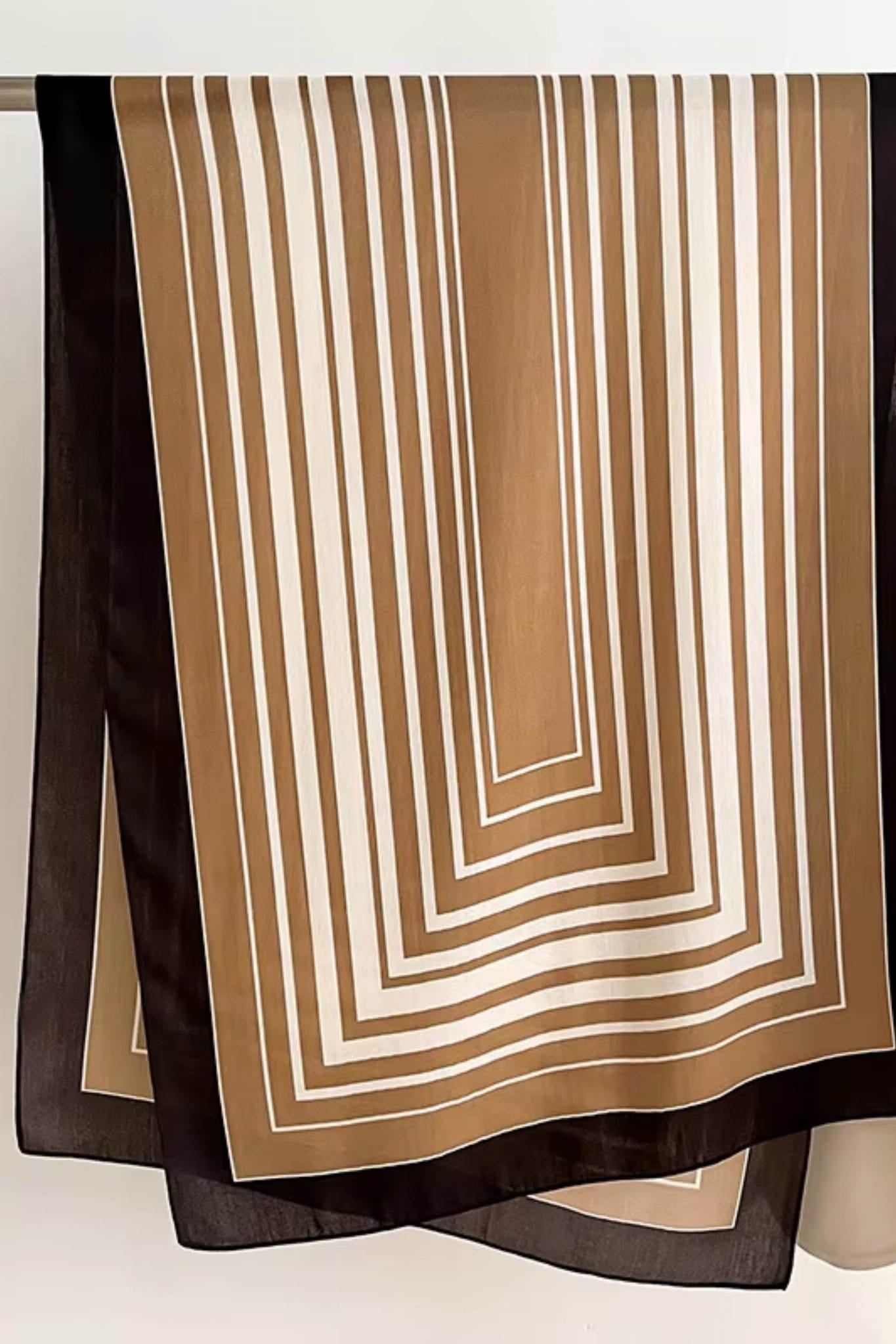 Detal szala z geometrycznym wzorem w pasy, ukazujący miękką fakturę wiskozy | KAMEA | Spironik.pl