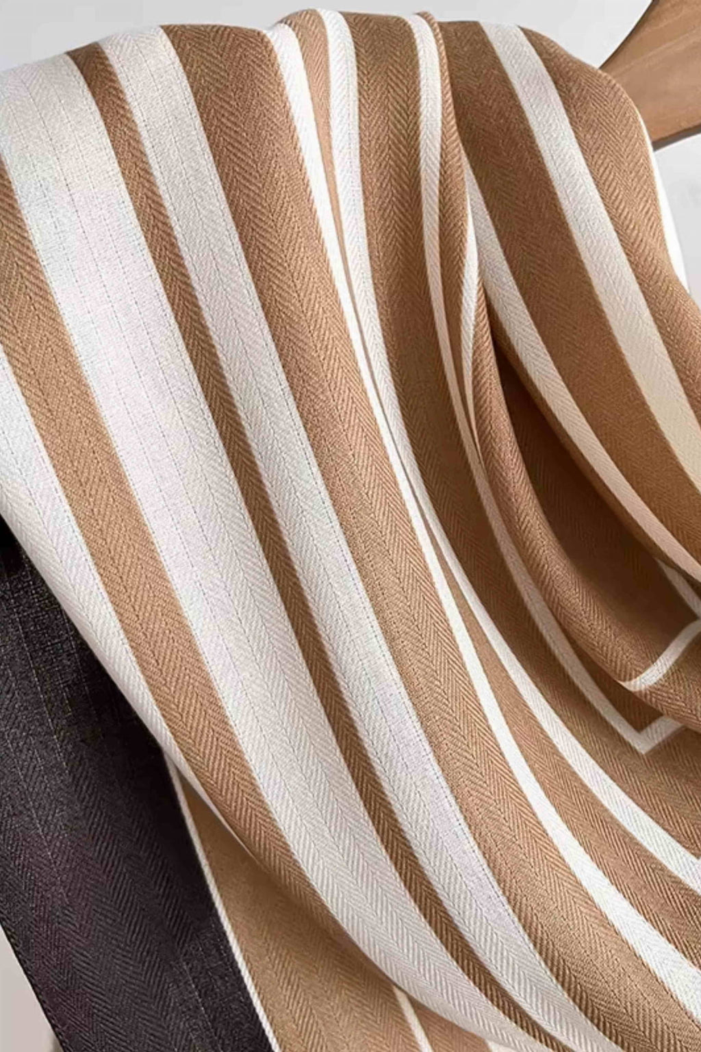 Dámský šál v použití, stylizovaný na ramenou, v elegantních odstínech béžové a hnědé | KAMEA | Spironik.pl
