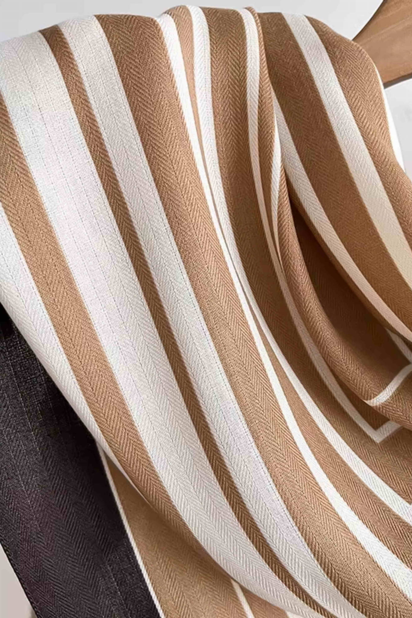 Szal damski w użyciu, stylizowany na ramionach, w eleganckich odcieniach beżu i brązu | KAMEA | Spironik.pl