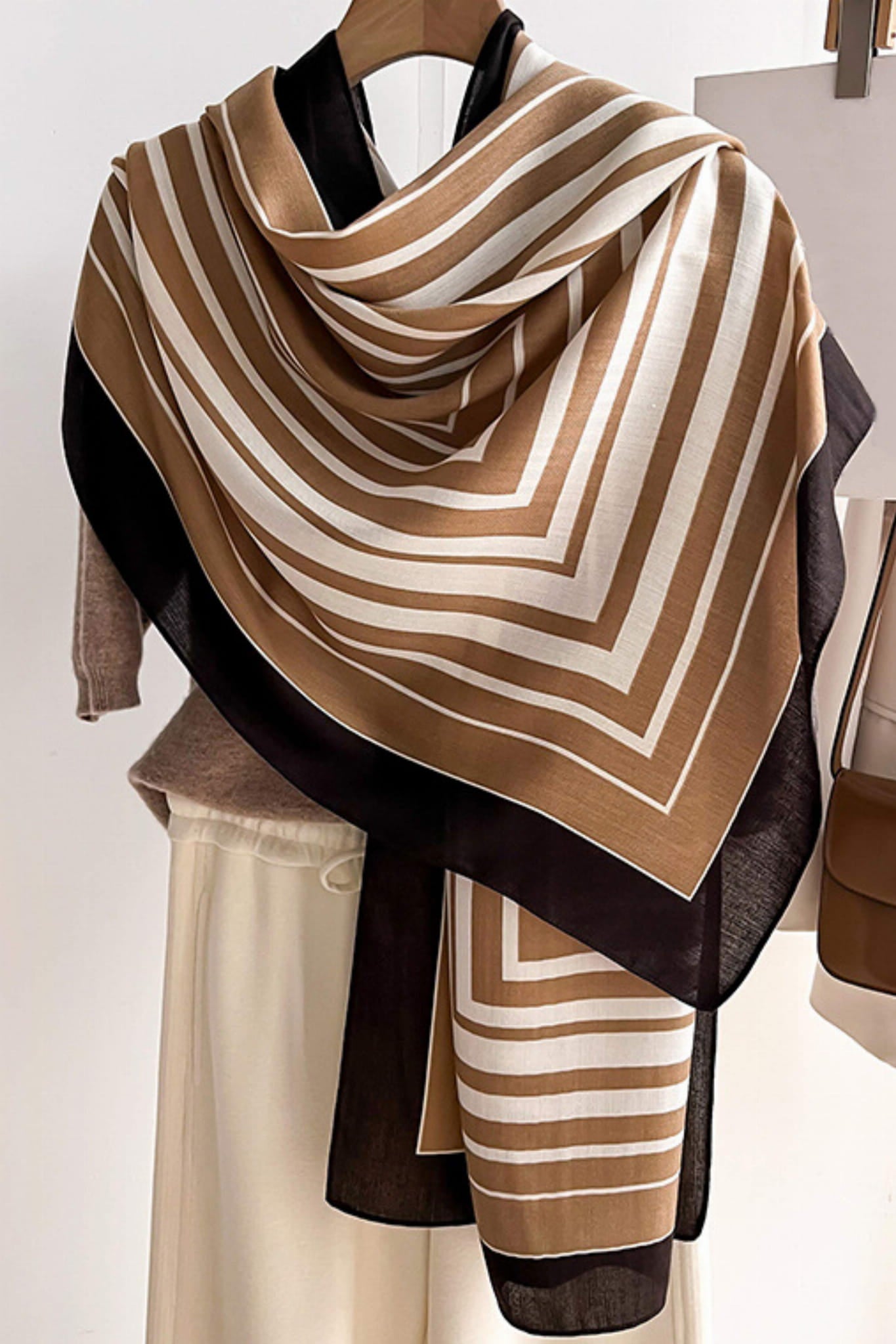 Szalik Damski, Model: HC015-3//T24//3, Kolor: brązowy, Skład materiału: 100% Wiskoza, Przeznaczenie: Wielosezonowe, Wymiary(długość/szerokość): 178cm/66cm