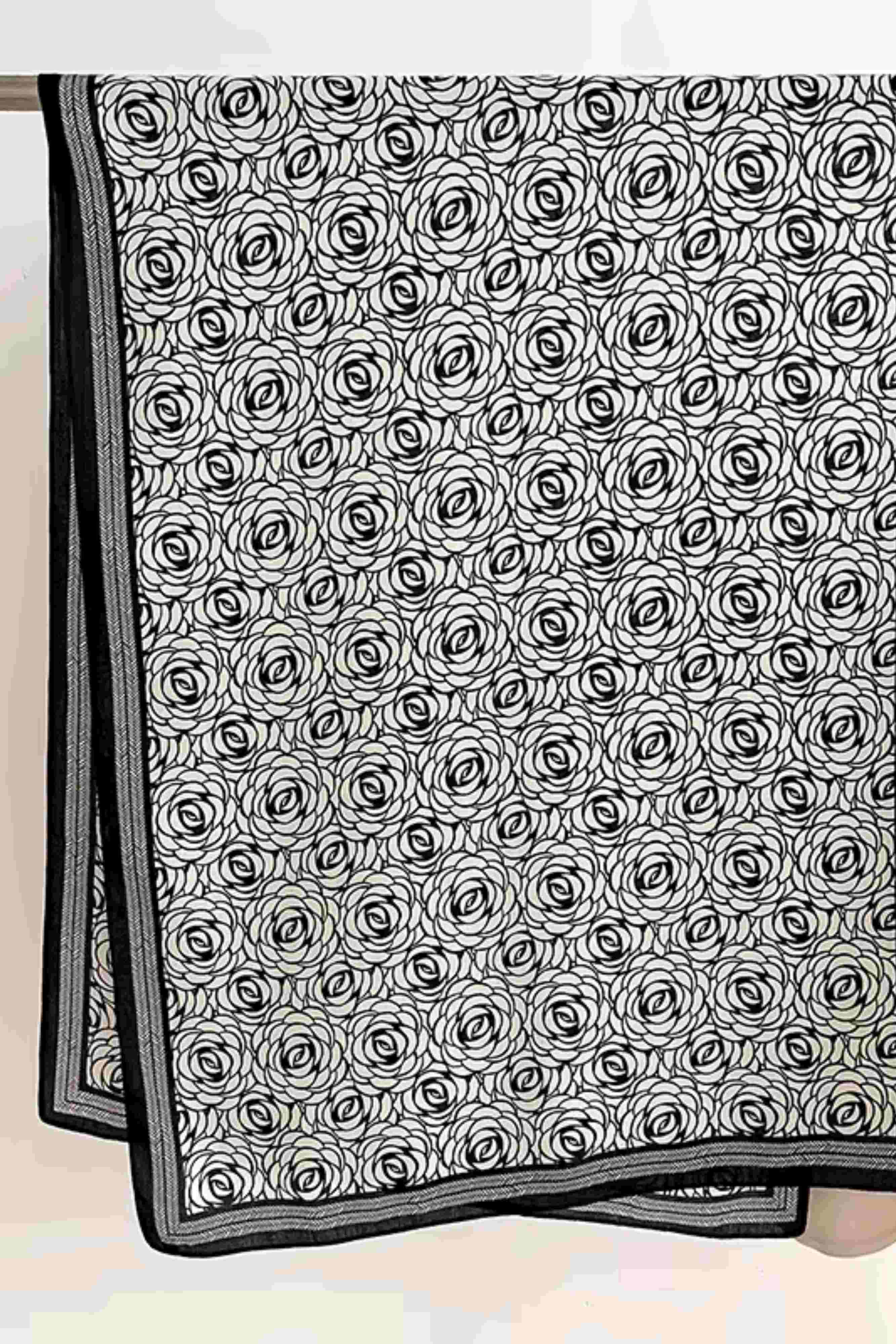 Detal wzoru czarnych róż na jasnym tle, szal damski z miękkiej wiskozy, idealny na każdą porę roku | KAMEA | Spironik.pl