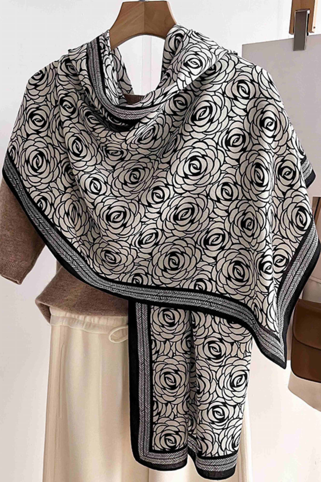 Szalik Damski, Model: HC016-1//T24//3, Kolor: czarny, Skład materiału: 100% Wiskoza, Przeznaczenie: Wielosezonowe, Wymiary(długość/szerokość): 178cm/66cm