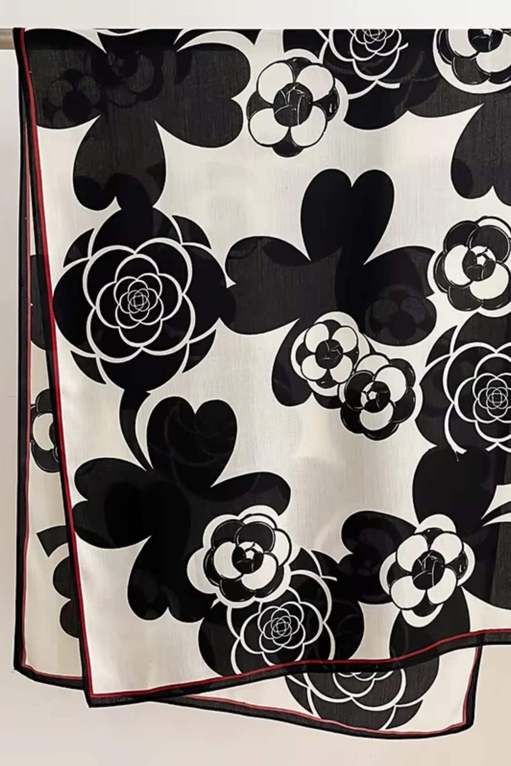 Detal wzoru szala z nowoczesnymi kwiatami na białym tle, idealny do minimalistycznych stylizacji | KAMEA | Spironik.pl