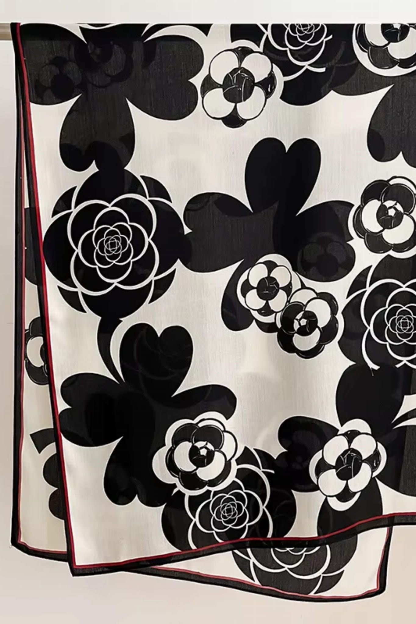 Detal wzoru szala: nowoczesne czarne kwiaty na białym tle, idealny do minimalistycznych stylizacji | KAMEA | Spironik.pl