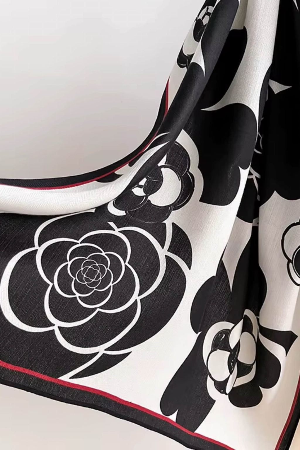 Szal damski o wymiarach 178 x 66 cm, miękki i komfortowy w noszeniu, wykonany w Polsce | KAMEA | Spironik.pl