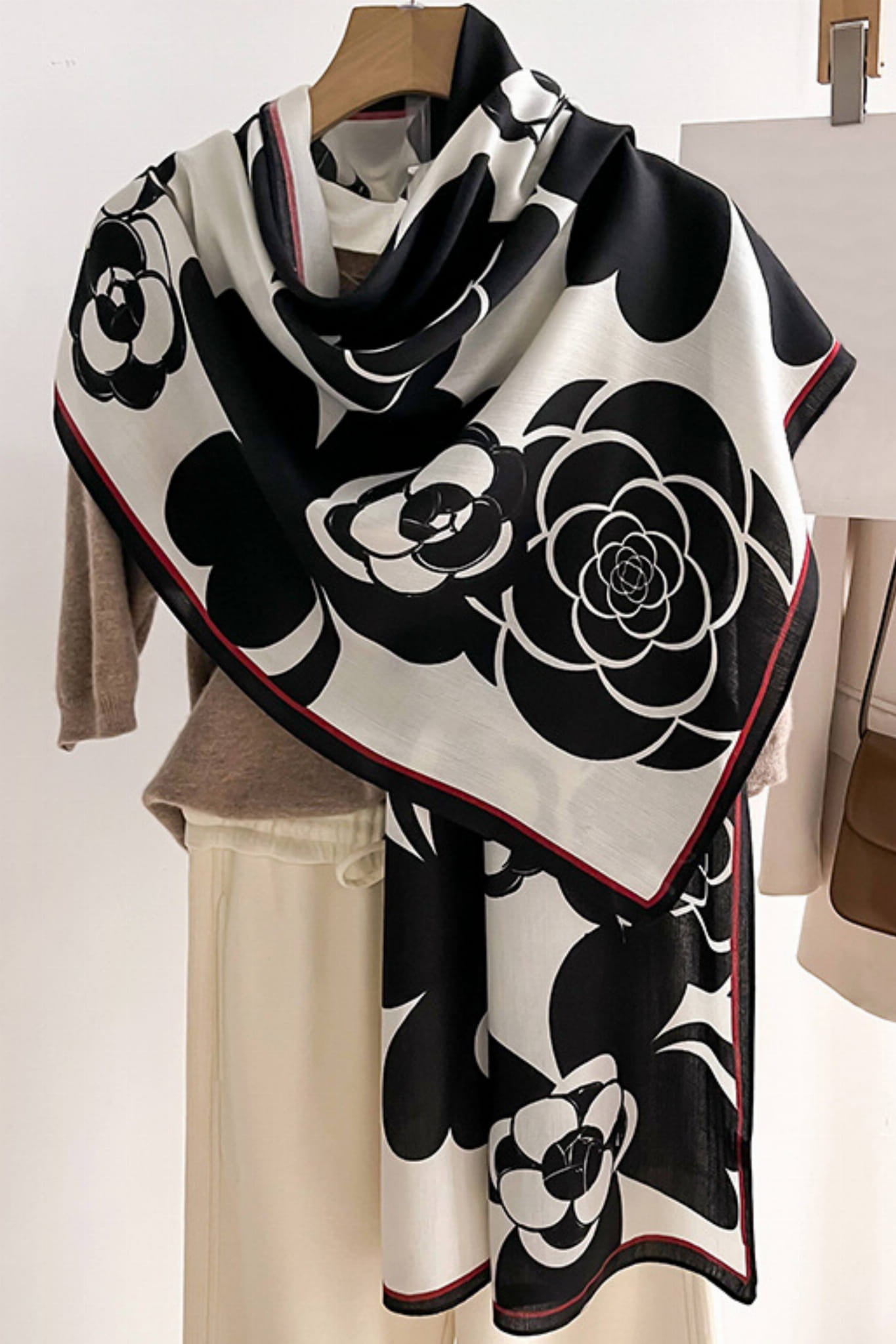 Szalik Damski, Model: HC020-1//T24//3, Kolor: ekru, Skład materiału: 100% Wiskoza, Przeznaczenie: Wielosezonowe, Wymiary(długość/szerokość): 178cm/66cm