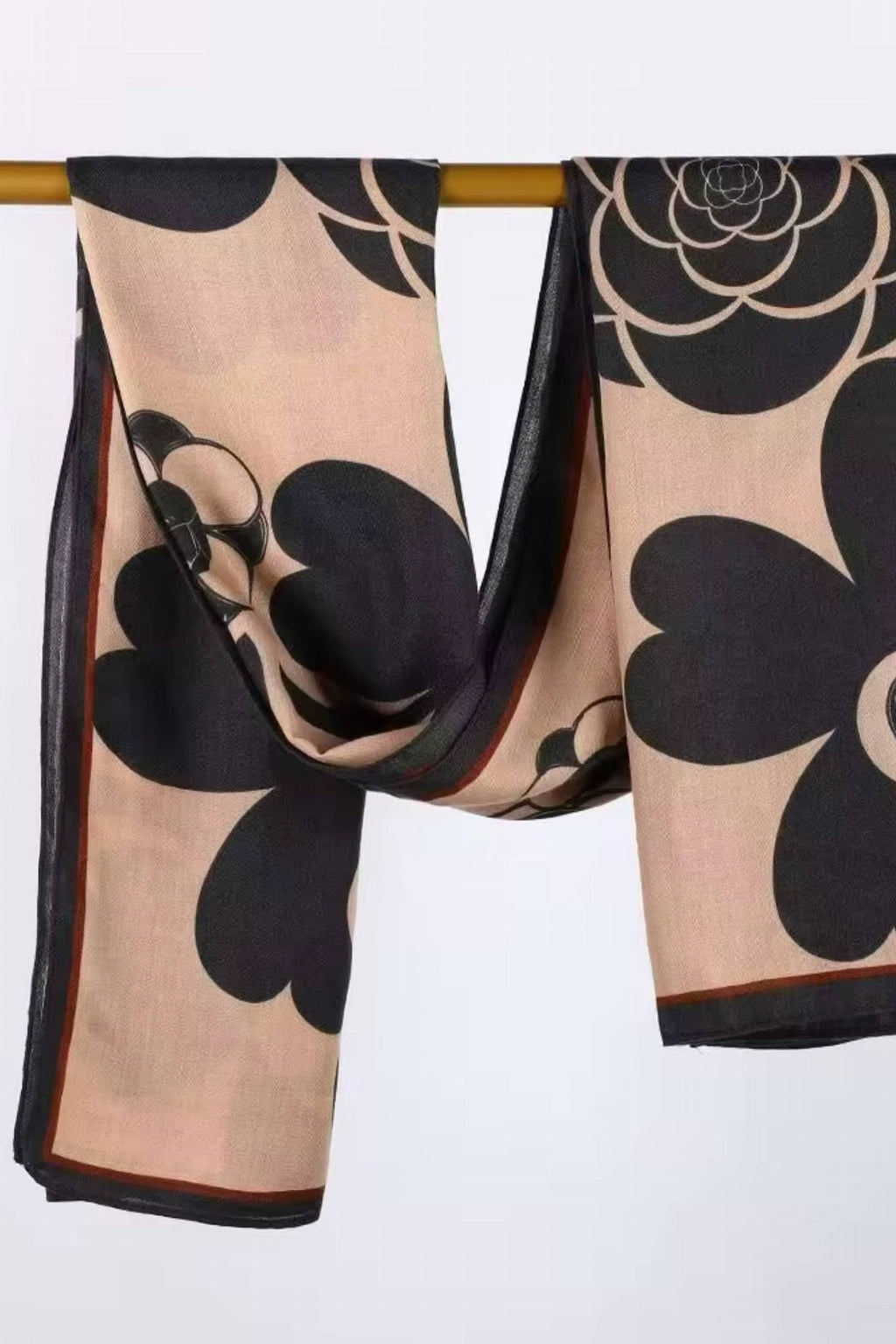 Dámský šál v moderním stylu, nošený jako přehoz na ramena | KAMEA | Spironik.pl