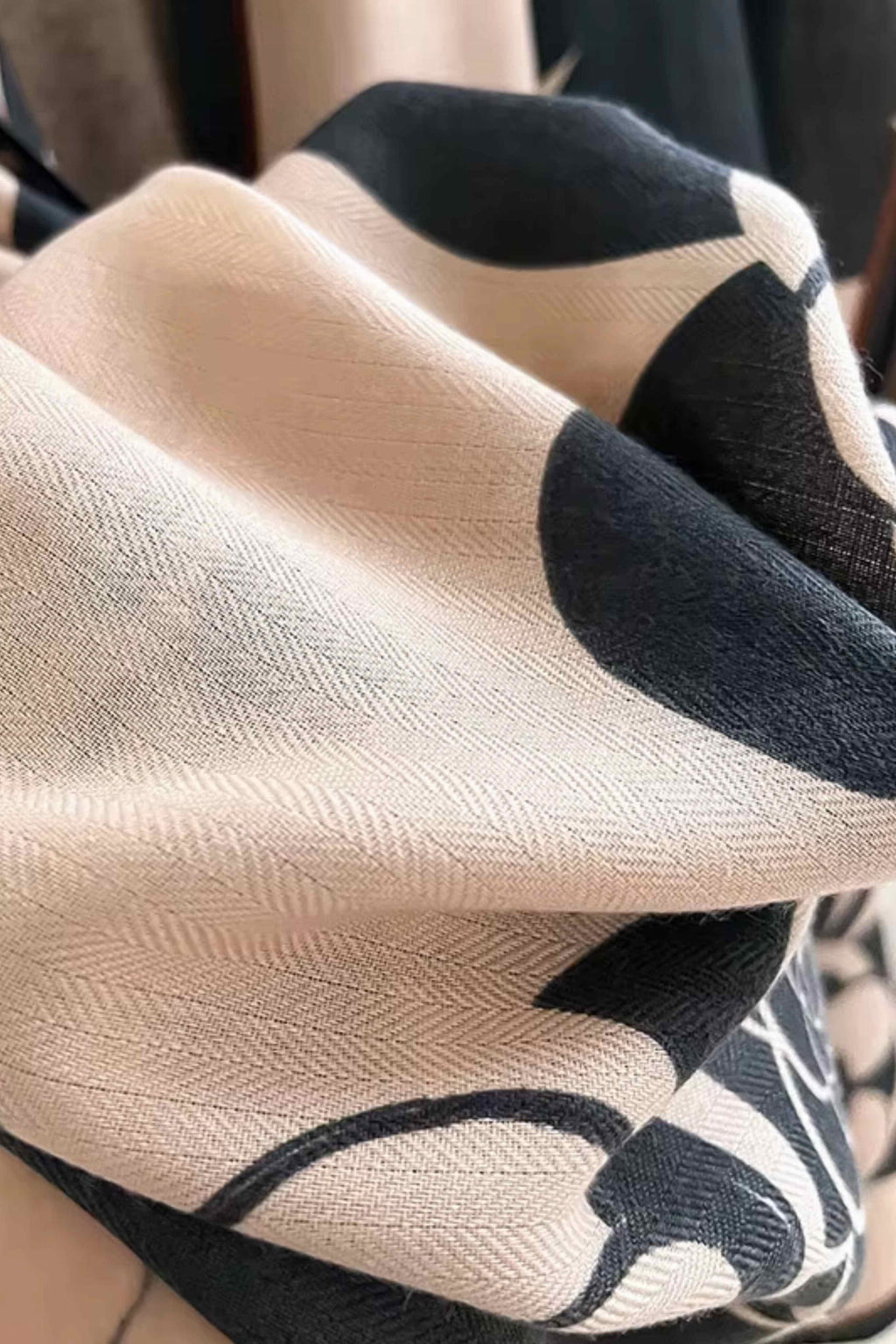 Bok šálu s velkými květinami, prezentující lehkost a měkkost viskózy | KAMEA | Spironik.pl