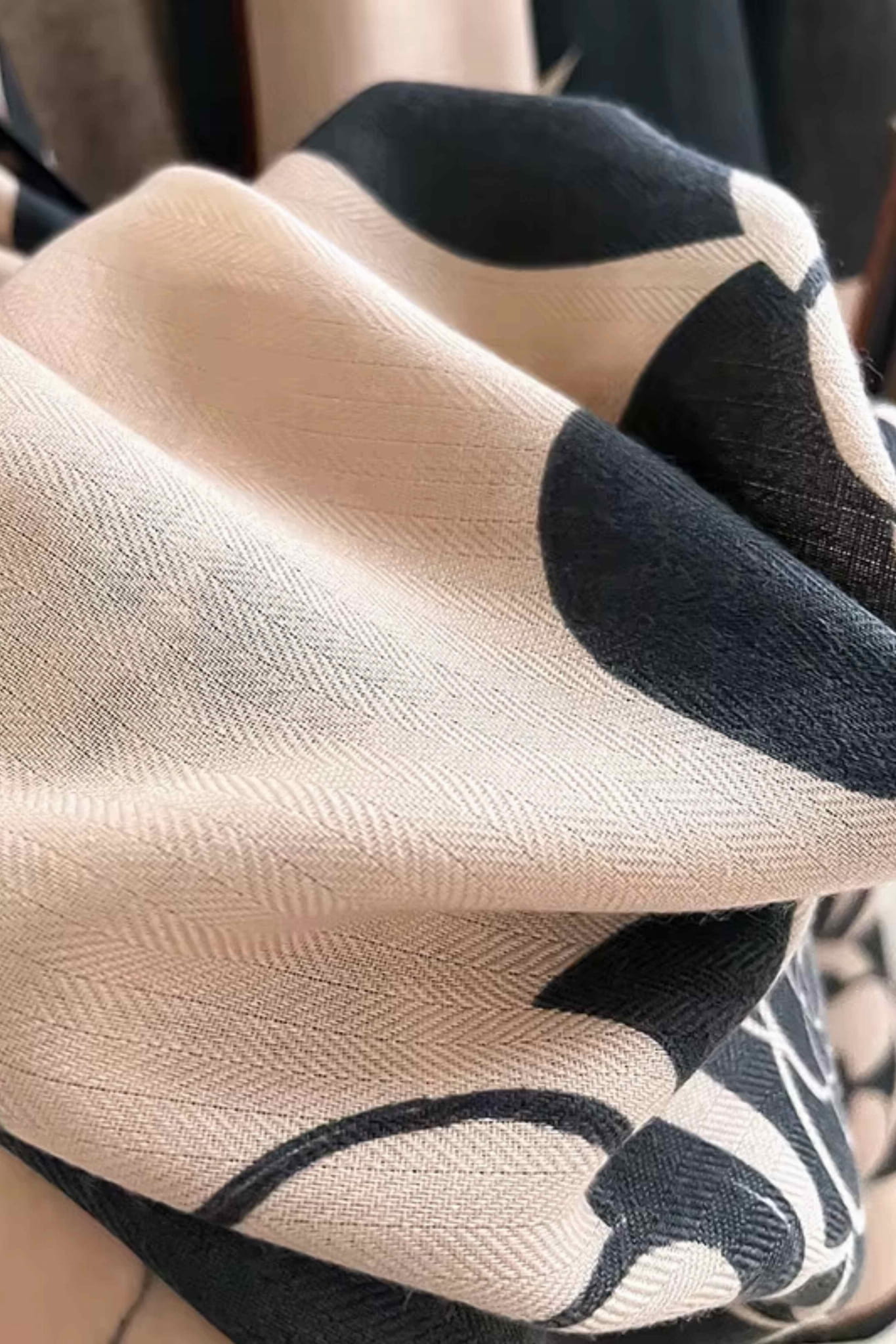 Bok szala z dużymi kwiatami, prezentujący lekkość i miękkość wiskozy | KAMEA | Spironik.pl