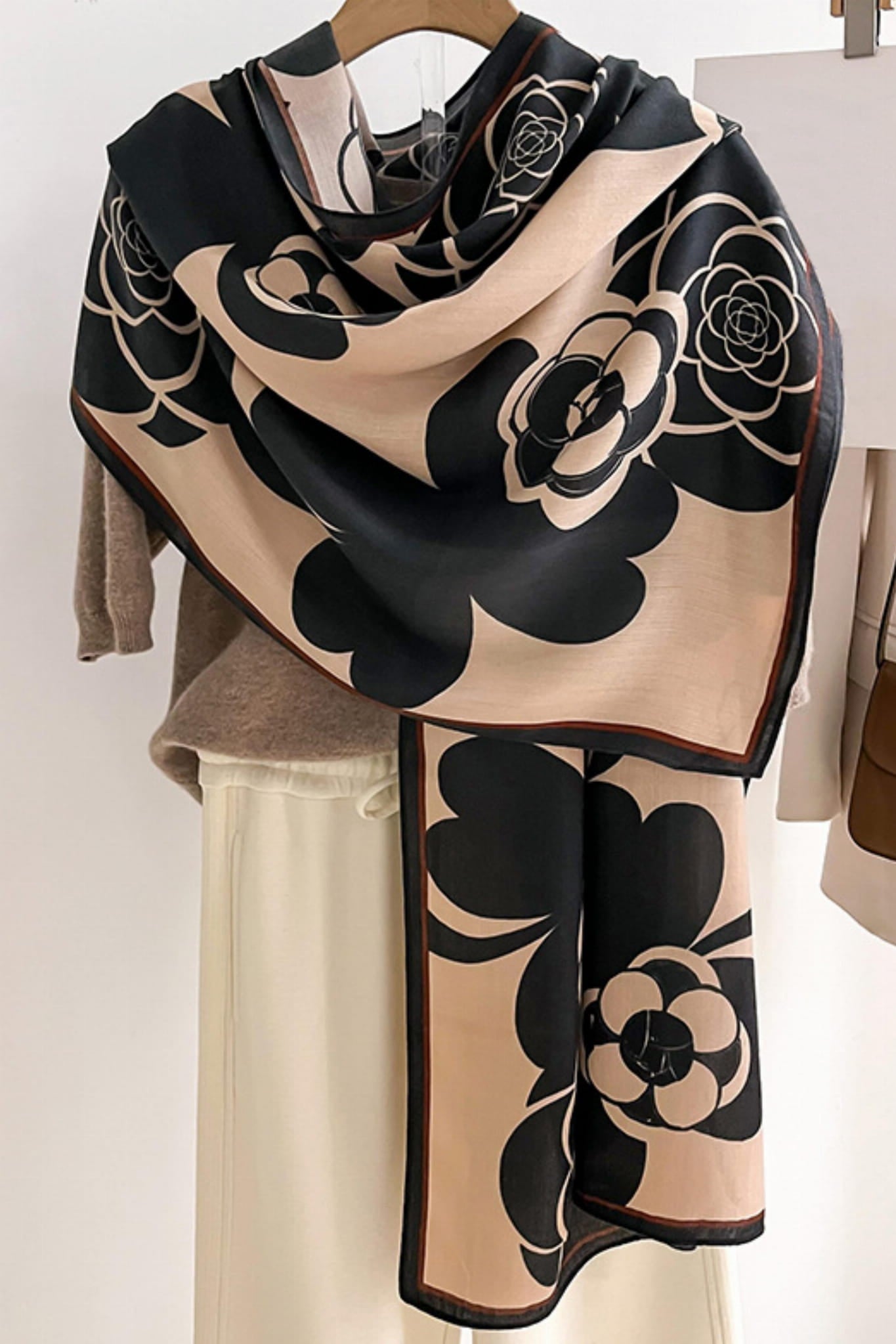 Szalik Damski, Model: HC020-2//T24//3, Kolor: beżowy, Skład materiału: 100% Wiskoza, Przeznaczenie: Wielosezonowe, Wymiary(długość/szerokość): 178cm/66cm