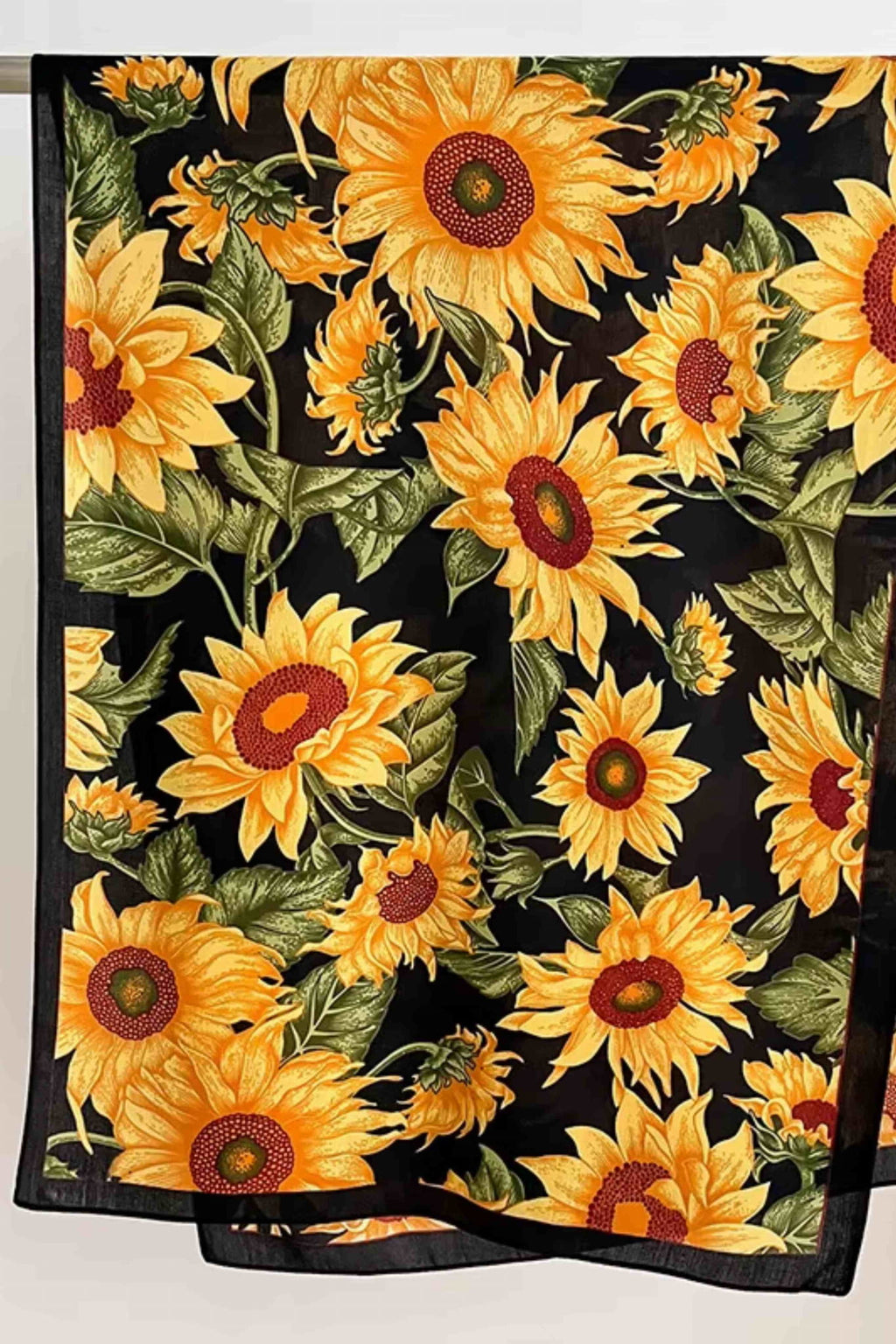 Detal wzoru słoneczników na szalu wykonanym z 100% wiskozy | KAMEA | Spironik.pl