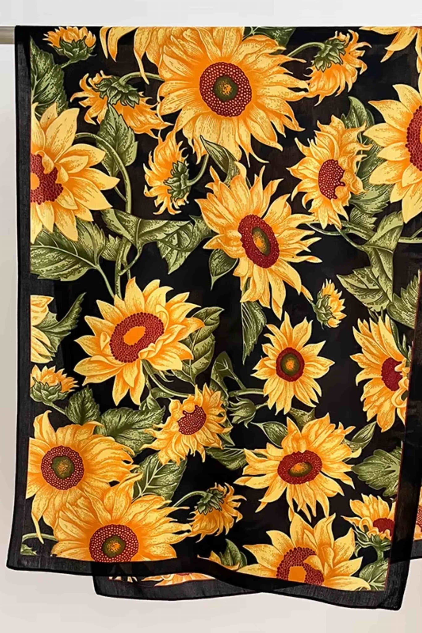 Detal szala z wiskozy, ukazujący wyrazisty wzór kwiatowy i miękką fakturę | KAMEA | Spironik.pl