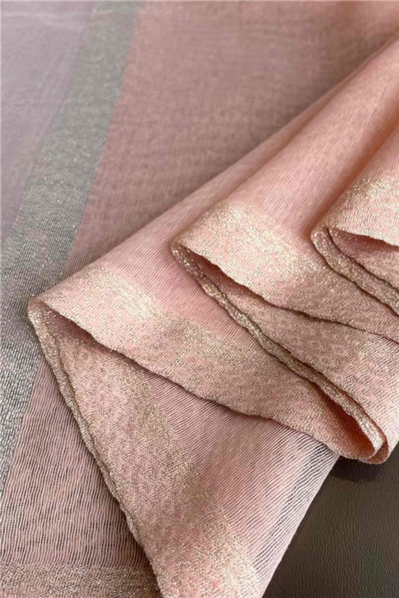 Szalik Damski, Model: RS002-3//T22//1, Kolor: różowy, Skład materiału: 60% Wełna; 40% Jedwab morwowy, Przeznaczenie: Wielosezonowe, Wymiary(długość/szerokość): 190cm/70cm (Szalik Damski, zdjęcie 2)