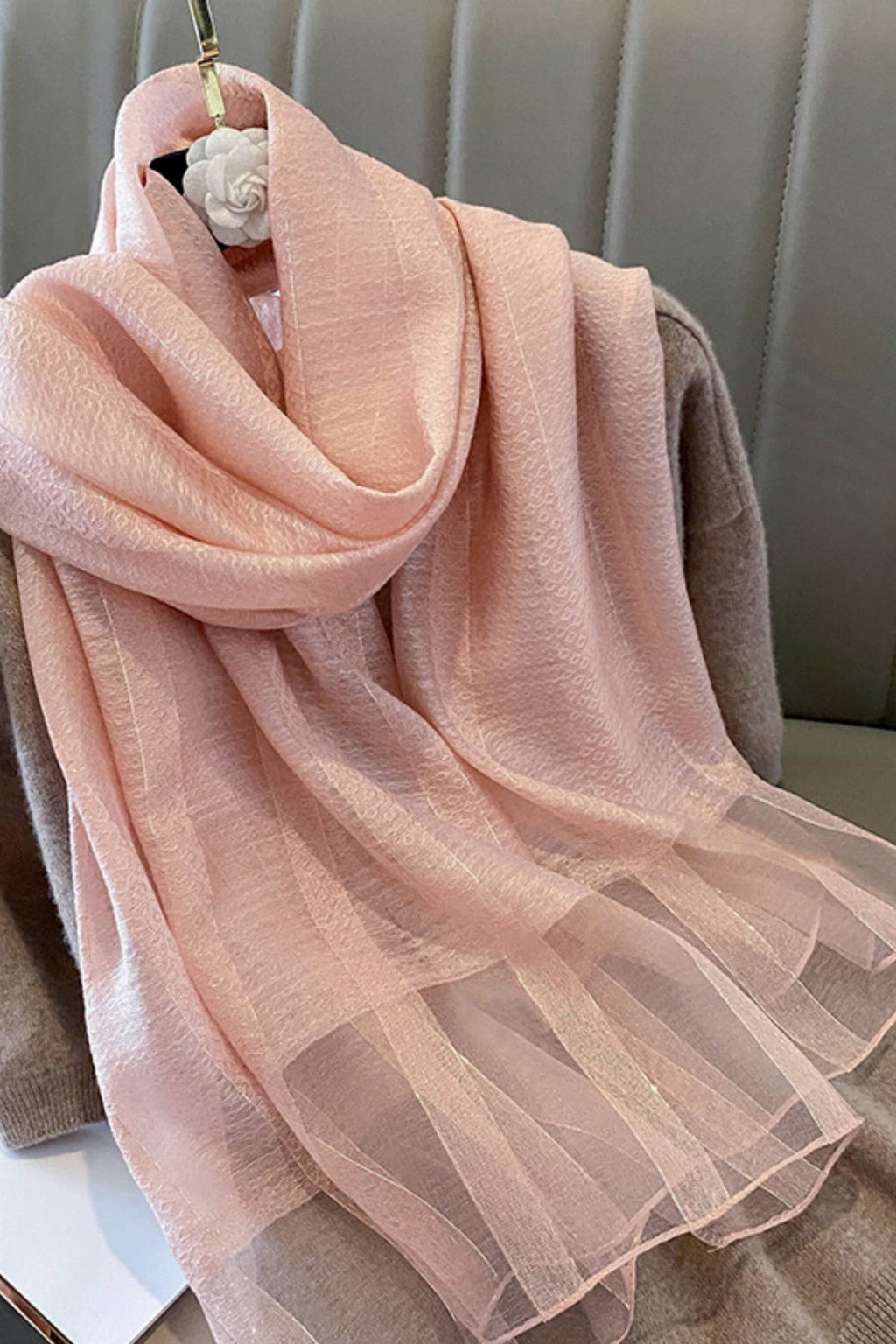 Szalik Damski, Model: RS002-3//T22//1, Kolor: różowy, Skład materiału: 60% Wełna; 40% Jedwab morwowy, Przeznaczenie: Wielosezonowe, Wymiary(długość/szerokość): 190cm/70cm