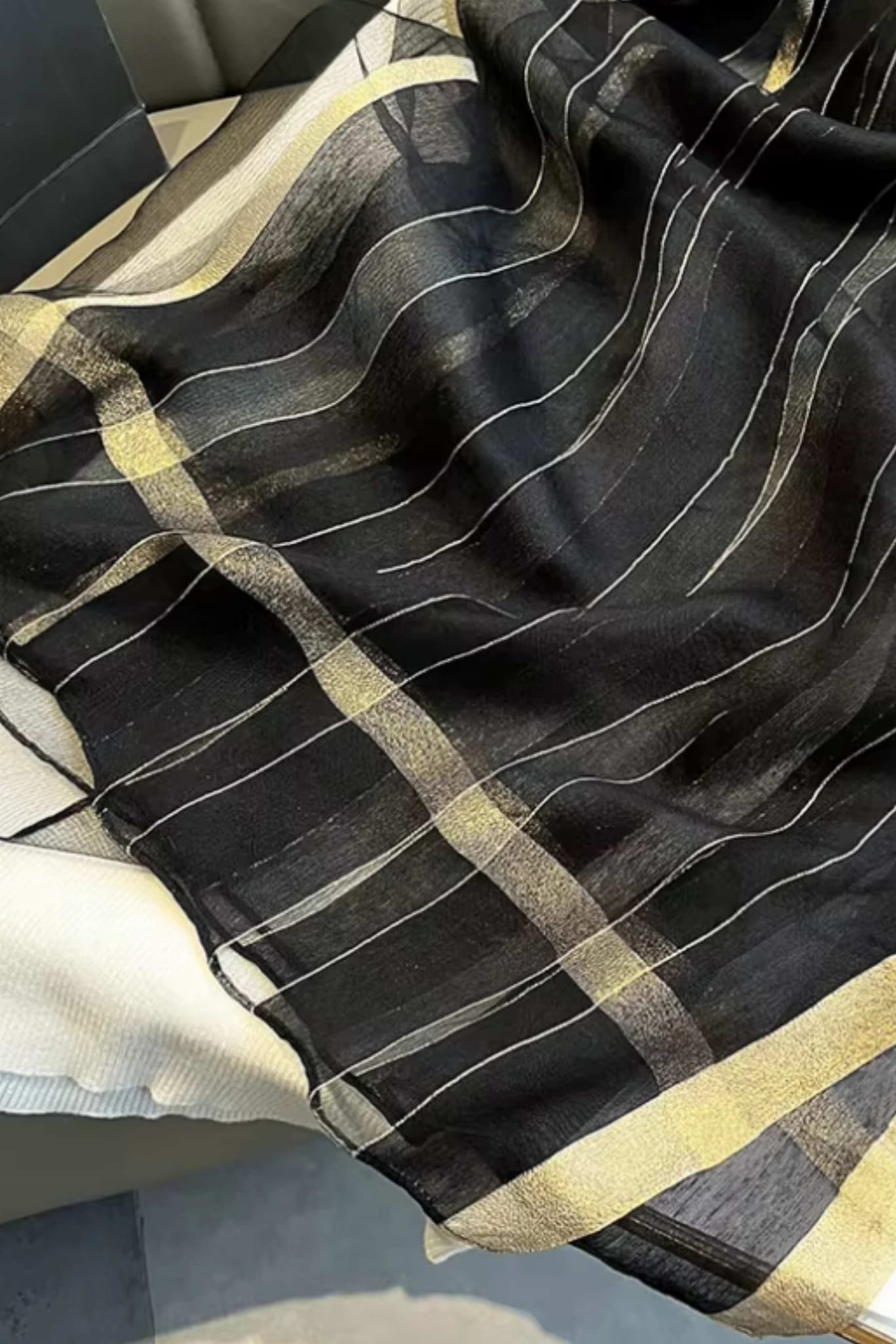 Szalik Damski, Model: RS002-6//T22//1, Kolor: czarny, Skład materiału: 60% Wełna; 40% Jedwab morwowy, Przeznaczenie: Wielosezonowe, Wymiary(długość/szerokość): 190cm/70cm (Szalik Damski, zdjęcie 2)